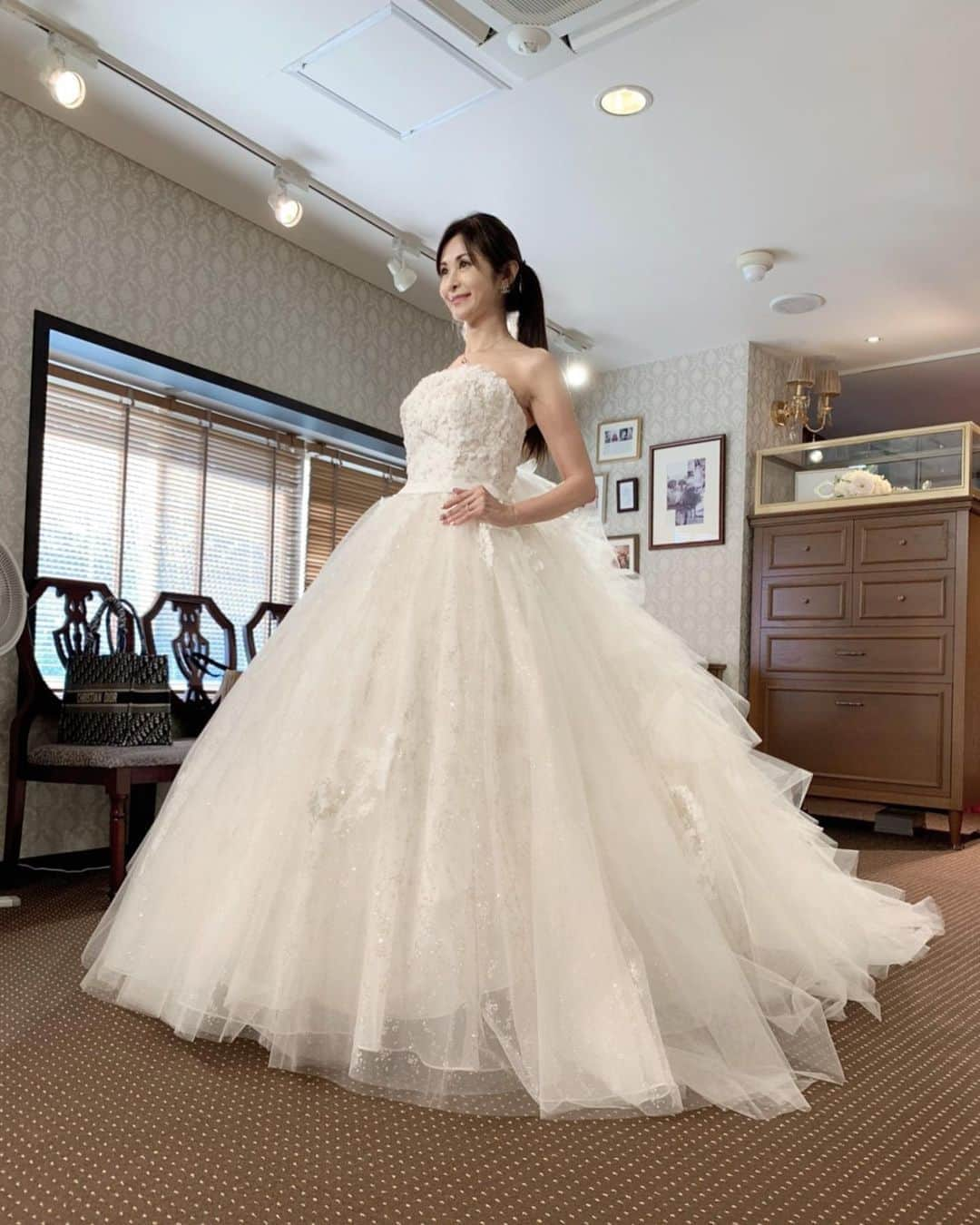 越野矢素子さんのインスタグラム写真 - (越野矢素子Instagram)「披露宴で着たドレスは @ayumibridal.h  のドレス ウェディングドレスはチュールが可愛いらしくて私の大好きな聖子ちゃんのイメージで❤️ 後ろのチュールがボリュームたっぷりで可愛い過ぎます😍  カラードレスはリッツ・カールトン京都のカラーのパープルにキラキラとライトが当たると光るところが気に入りました。ベルベットの大きなおリボンにも🎀一目惚れ💖 素敵なドレスを着れた事に感謝です✨ありがとうございました❤️  #ウェディングドレス#あゆみブライダル」10月10日 22時38分 - loversyaso