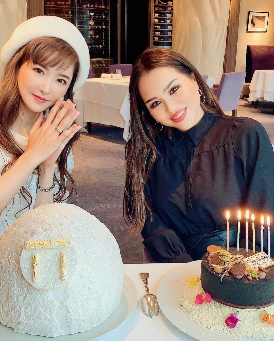 mycoのインスタグラム：「念願のマリリンちゃん🤍 마리린님　생일 파티🎂 サプライズでバースデーの お祝いができました🥂💕  YouTubeでいつも見てたから 緊張しちゃいました！ 実物とても綺麗だったー💕  満月をさがしてマニアで（笑） 私が忘れてるシーンも熱く お話してくれて感動した！ （4枚目の動画）CD見ながら アニメシーンの説明して くれてるのだけど私は記憶なくて 「知らない！わからない！」と わたし酷い（笑） 私より詳しいの凄い！！  満月さがしてアニメの超レア 下敷きと満月ライブのCDも ひまちゃんにプレゼントで 持って行ったら🎁💕 出した瞬間にマリリンちゃんが 泣いてて可愛かったー！  私までプレゼント頂いちゃって 嬉しくてその場でつけた💄 ありがとう！大切にします！！  マリリンちゃんのお母さんと の方が年齢近いの（笑）  可愛い妹ちゃんができました🤍 マリリンちゃんありがとう💕 喜んでもらえてこちらが嬉しかった！！  제가 자주 보던 유튜버 ‘마리린님’과  얘기할 기회가 있었는데🤍 제가 성우로 출연한 애니메이션도 보셨다고 하셔서 감동 받았어요😭 마리린님은 일본에서 유명한 뷰티 유튜버십니다 메이크업 기술이 끝내줍니다！！ 마리린님이 소개하신 화장품 저도 많이 샀어요💕  너무 기쁘당〜♪  #ピエールガニェール #birthdaycake #birthdaypresent  #suprise #満月をさがして　#fullmoonwosagashite  #pierregagnaire #michelinstar #michelin2stars #ミシュラン2つ星 #diorpierce #jillstuartbeauty」