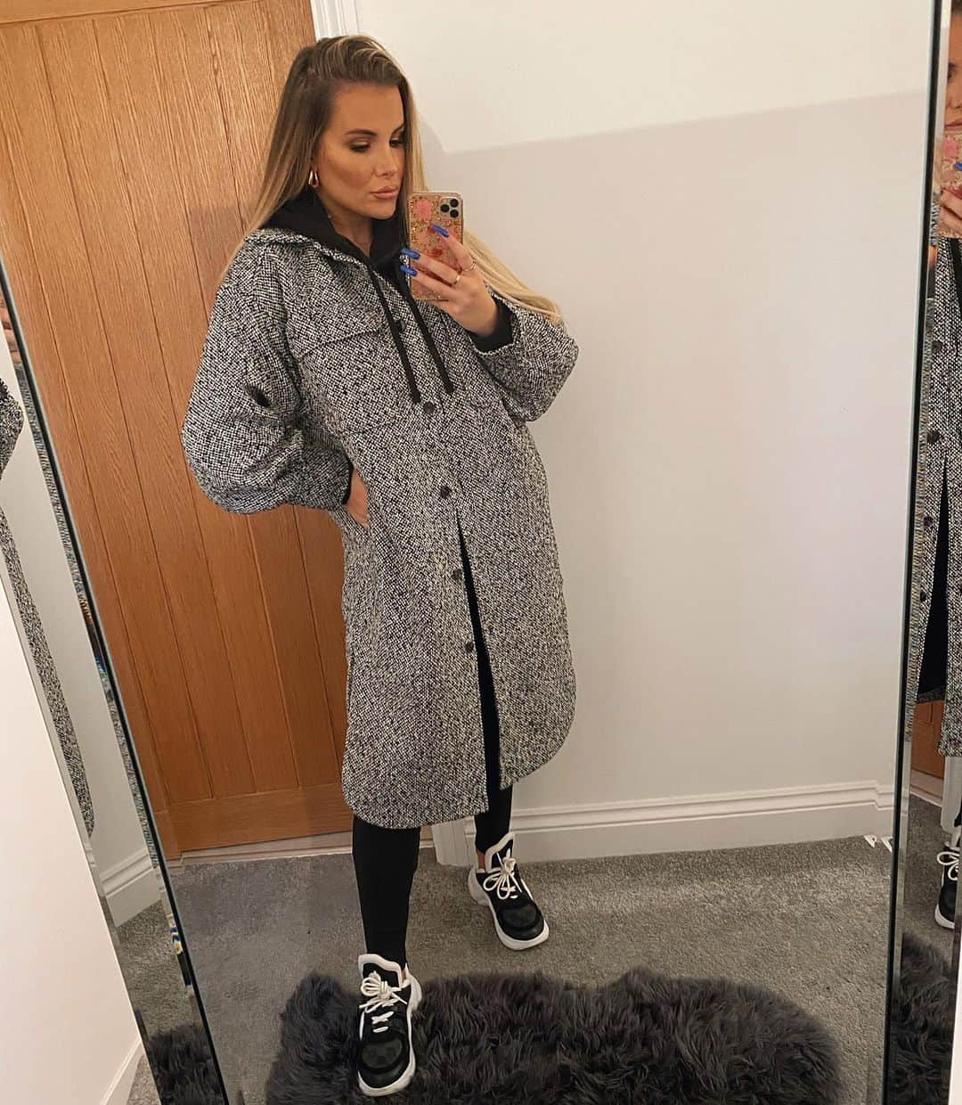 のインスタグラム：「Another day , another @hm jacket .. oh I’m loving them 🤣🙊 hope everyone has a lovely weekend ❤️❤️❤️」