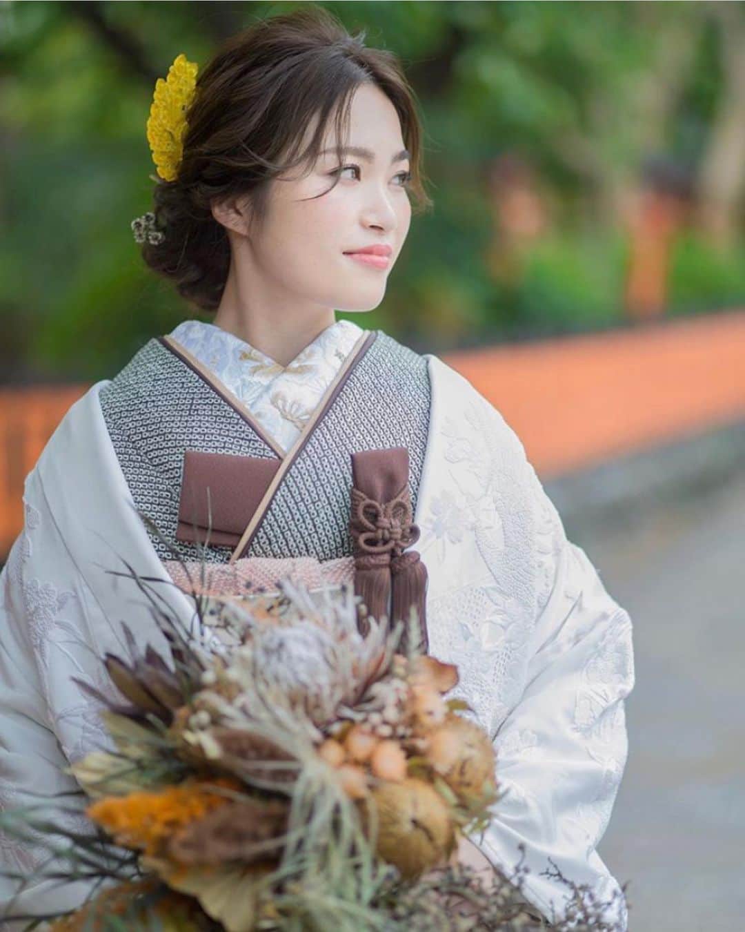のインスタグラム：「👘kimono👘 ぜひ保存して前撮りの参考に！ ブラウン総絞りの着物がおしゃれで可愛すぎた！ 髪飾りはシンプルにかんざし系にしました👌 . お着物、前撮りについては　@the_dress_room さんへお問い合わせください。 HPから前撮りの空き状況も確認できます！ . . . #ヘアスタイル#ヘアアレンジ#ヘアアレンジ動画#ヘアセット#和装#和装ヘア#ヘアアレンジ解説#ヘアアレンジやり方#アレンジ動画#ウエディングヘア#ブライダルヘア」