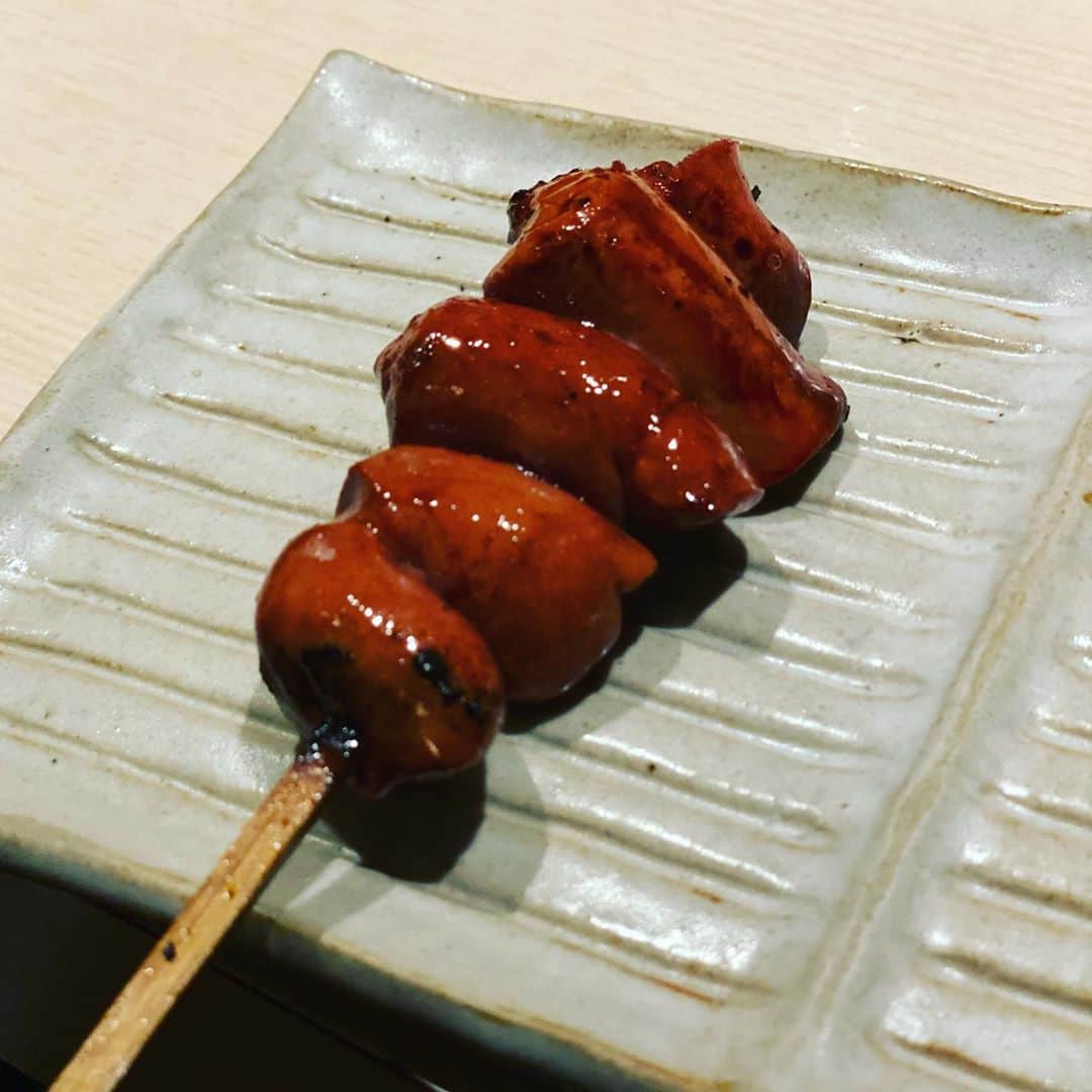 のインスタグラム：「焼き鳥  焼き鳥って「美味しい」と言われてる店はどこも美味しいんですね。どこもほんとに美味しいんですよ。ただ、どこがいちばん好きかってなかなか見極められなくて。でもやっとわかっちゃったんです。僕にとっての焼き鳥のツボが。  食の趣味のあう友人に「タクさん、いちばん好きな焼き鳥屋さんがあるから行きましょうよ」と誘われて東京の中でも、ちょっと離れた場所。まあ、趣味があう友達だから「せっかくだし、行ってみるか」って思って行ってみたら、自分の中での『焼き鳥の好み』が鮮明にわかるようになりました。  どうやらここは、とある名店の元お弟子さんか、仕入れルートが一緒なのか。正直細かいところまでお聞きすることはできなかったんですが、その名店にも行ったことがあります。すごく美味しかったです。ただ、僕的には全然、味が違う方向性に感じて。ここの店で最初の一口。  「すごく好き」  頭のシナプスが反応しました。「なんなんだろう？どこが好きなんだろう？」そう思いながら食べるうちに気づいちゃったんです。それは『水分』と『香ばしさ』の塩梅。野菜を食べても、どの部位の肉を食べても水分が多い。  焼き鳥素人の僕が言ってることなんで、あまりアテにならないかもしれないんで、グルメの皆様からお叱りを受けるかもしれませんが、私的には「ここがとにかく好き！」って思っちゃったんです。  初めての訪問でみんなの計らいで〆のご飯を卵かけご飯、鶏そぼろ丼(オプションの卵乗せ)、親子丼。全部一口づつ食べさせてもらったんですが、卵かけご飯がすごく美味しくて。  ちなみに卵かけご飯を『TKG」と呼ぶ『通』の人たちでは当たり前の話らしいんですが、卵を乗せる前にご飯を醤油で味付けるのが美味しいという発見もさせてもらいました。  「ここは、ちょっと遠いけど、また行きたいな」 そう思わせてくれるお店でした。」