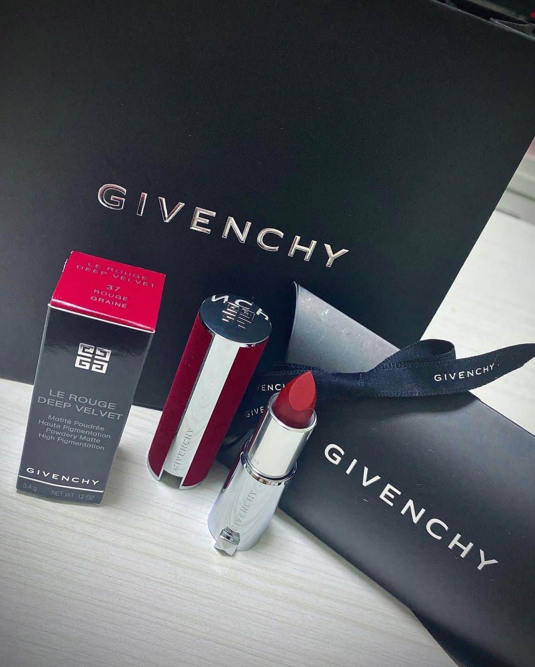 Hazukiさんのインスタグラム写真 - (HazukiInstagram)「❤︎ 頂き物のGIVENCHYの口紅💄 ずっと温めてて やっと使ってみたんやけど 色味もつけ心地も好きすぎる✨ 愛用確定しました💓 . #givenchy #コスメ　#デパコス #口紅 #リップ　#💄  #stellajapan #hazuki #白河葉月 #gogodancer#clubdancer  #followme #dance  #インスタ映え #はづきのづはつにてんてん」10月10日 22時46分 - hazuki_.738