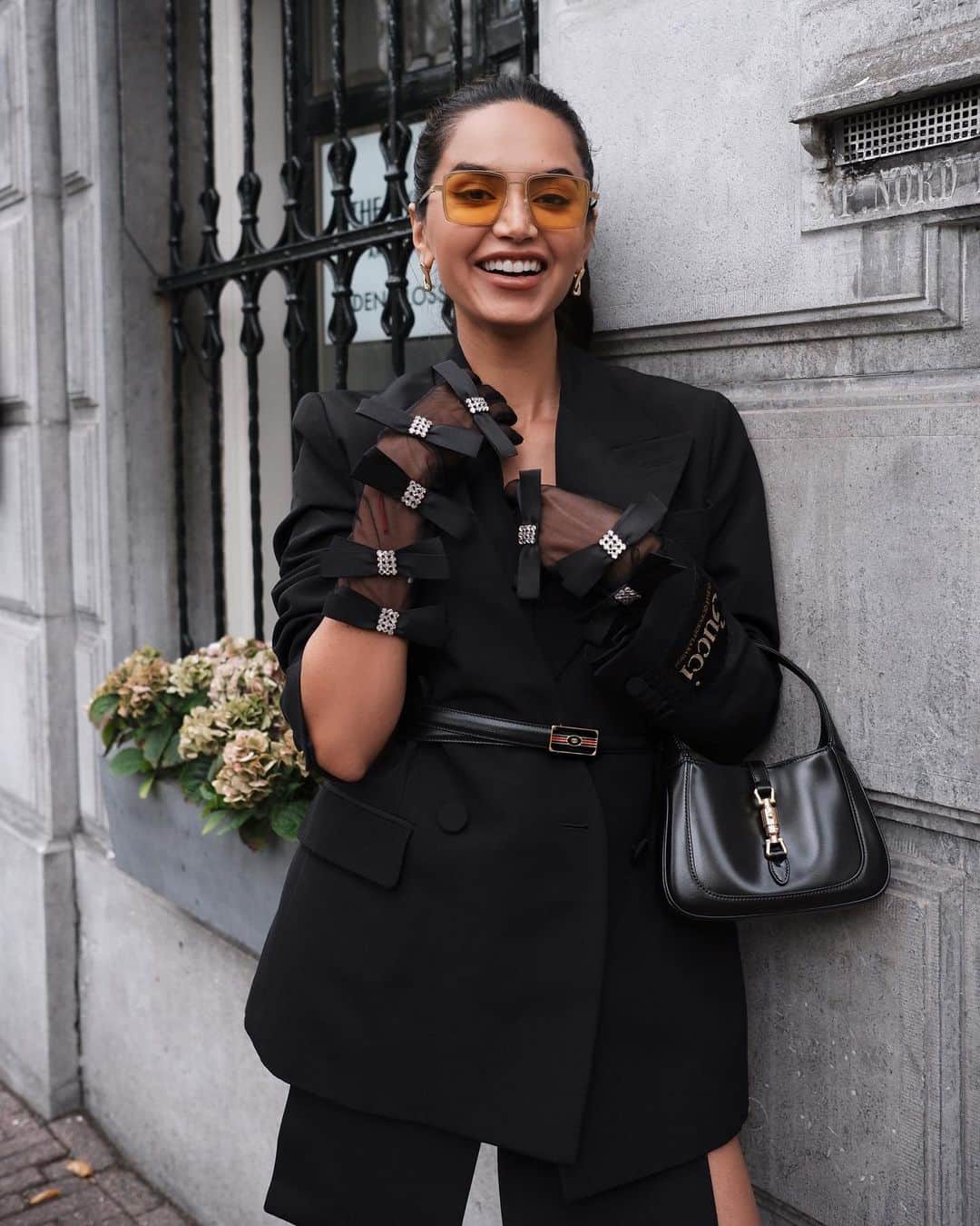 Diipa Büller-Khoslaのインスタグラム：「Edgy Dii for my campaign for @gucci #jackie1961 bag. Give me a 1-10 on my look. 🥰 #Gucci - FYI: This is my first shoot in 3 weeks and it felt sooo good. Im baaack. Get ready for so much content. ❤️🥰」