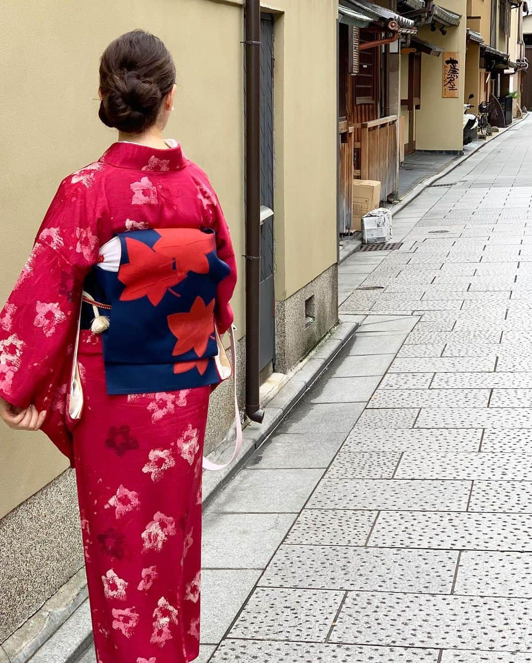 沢瀉美緒さんのインスタグラム写真 - (沢瀉美緒Instagram)「※ Walking around 🚶‍♂️ . 今年はコロナの影響でお茶会やお祭りも中止… なかなかお着物着る機会がないので お着物ランチを✨ . 母から譲り受けたお着物と帯。 10月なので楓にしてみました。 . 写真だと見えないかもですが、 地紋の流水と珍しい色味がお気に入り✨ . 帯は若かりし頃の練習用なんだとか。 兎に角、雨降らなくてよかった💛 . . #kimono #kimonomio #和装 #和服 #楓 #流水 #道明 #着物 #gion #祇園 #kyoto #京都」10月10日 22時57分 - mio_omodaka