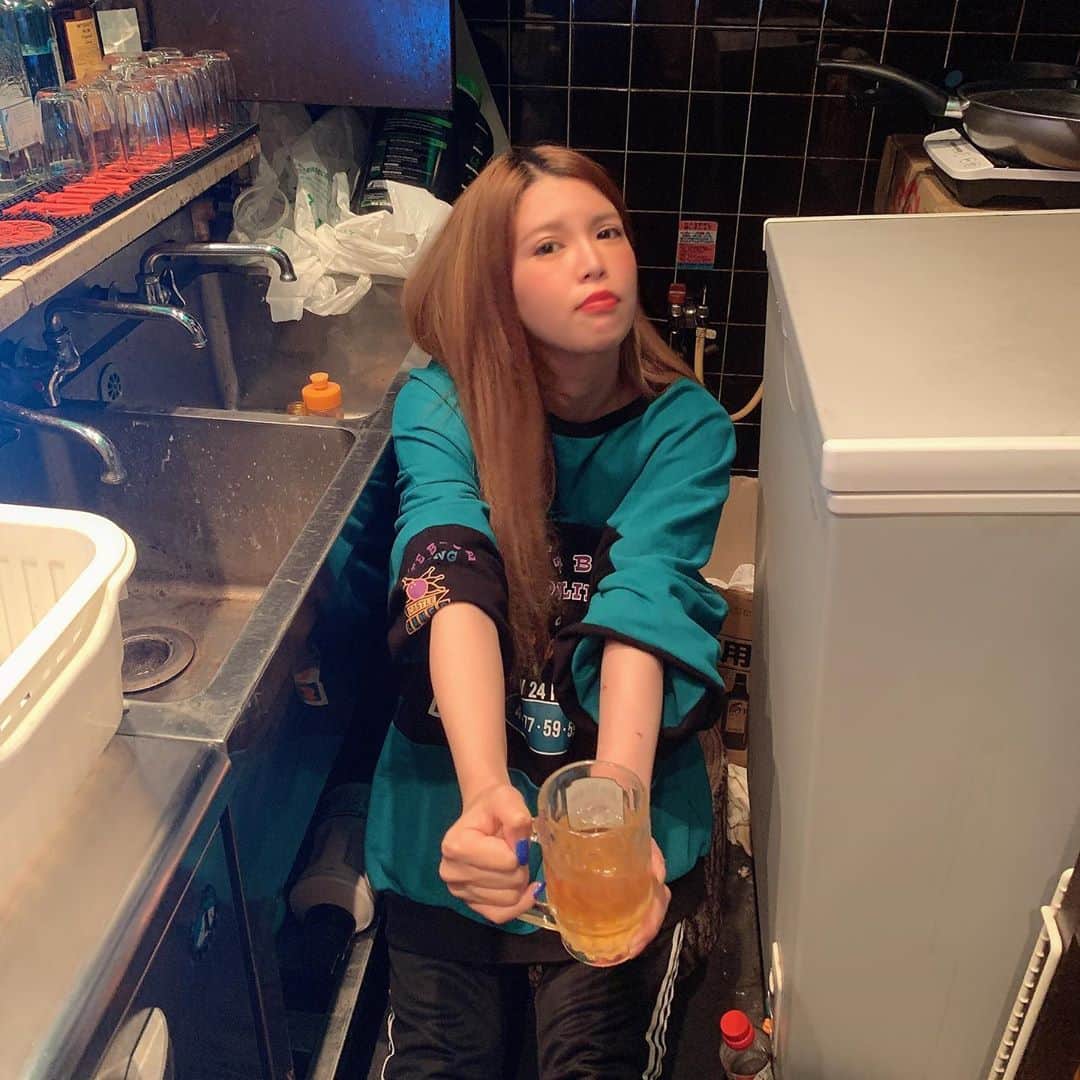 坂口杏里のインスタグラム：「土曜日ー！ 0:00〜出勤ー☝️✨ でもね、、 雨なのねー、、☔️ ライン交換、記念撮影 しましょーこ💕  歌舞伎町2-14-8 メトロプラザ2ビル 3F  BAR  SEA 0362338484」