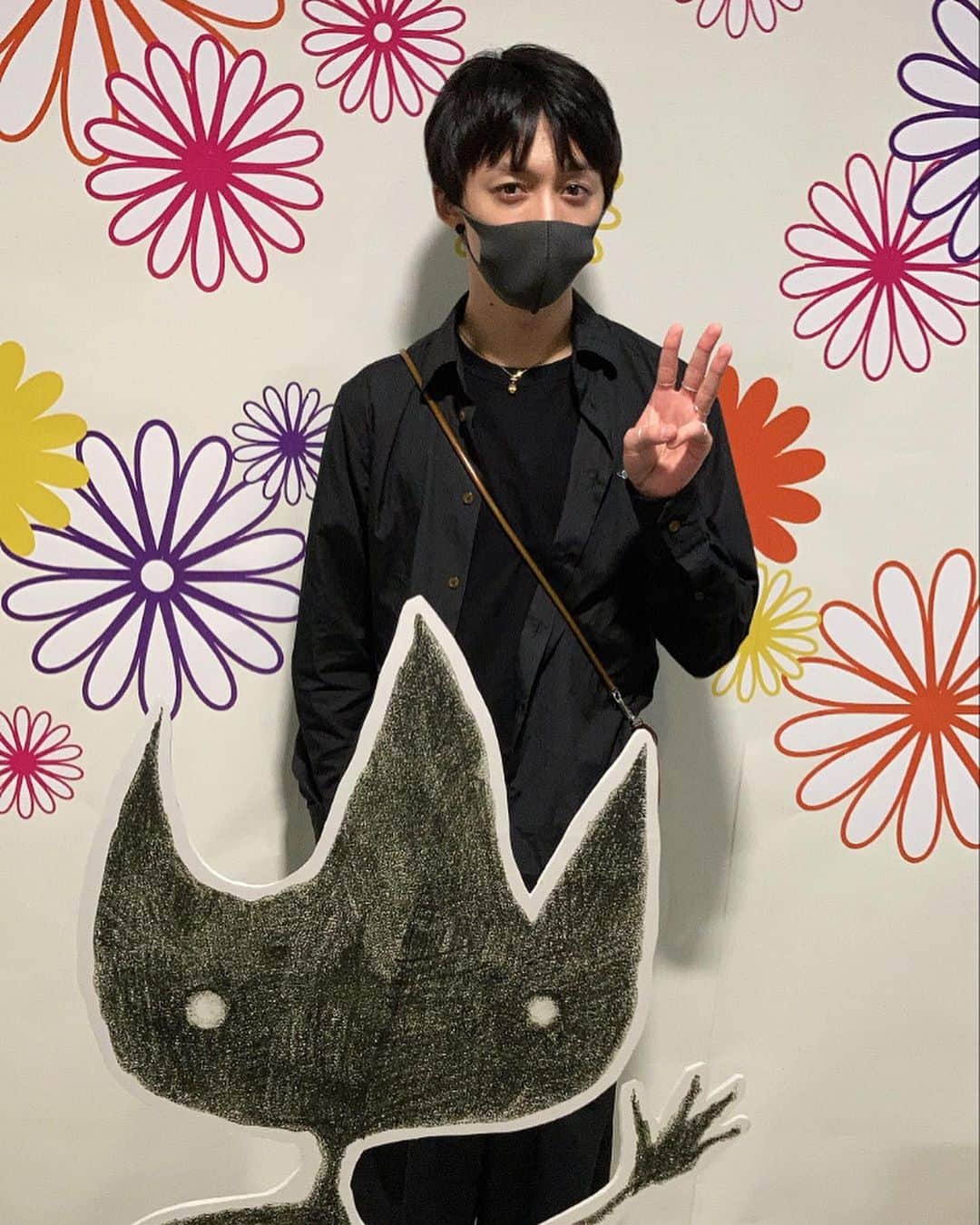 大原海輝のインスタグラム：「「ショーン・タンの世界展 どこでもないどこかへ」大好きな絵本の世界へ♔ ♕ ♖ ♗ ♘ ♙ ♚ ♛ ♜ ♝ ♞   映画や漫画に出てくるSFの様な独特な世界観のオーストラリアの絵本作家ショーン・タン。彼が絵と文を手がけた絵本『ロスト・シング』は自身の手でアニメーション映画化されて、2011年には米アカデミー賞®短編アニメーション賞を受賞。また同年にスウェーデンのアストリッド・リンドグレーン記念文学賞を受賞してるみたい！  今回が日本では初めての大規模な展覧会で横浜のそごう美術館で10月18日(日)まで開催中♔ ♕ ♖ ♗ ♘ ♙ ♚ ♛ ♜ ♝ ♞」