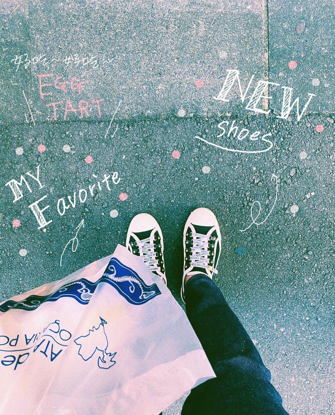 渥美友里恵のインスタグラム：「「🐓」  この間、雨の日に階段からズズズっと転げ落ちまして 肘がイタタタとなっている土曜日の夜です。  でも新しい靴とエッグタルトの事を今思い出したら 元気になりました☺︎  皆さまも雨の日は足元に充分気をつけて下さい🧣  #日記みたいだ #雨の日 ☔️  #newshoes #新しい靴 #eggtart #好吃  #エッグタルト #おいしい #落書き #お絵かき #イラスト」