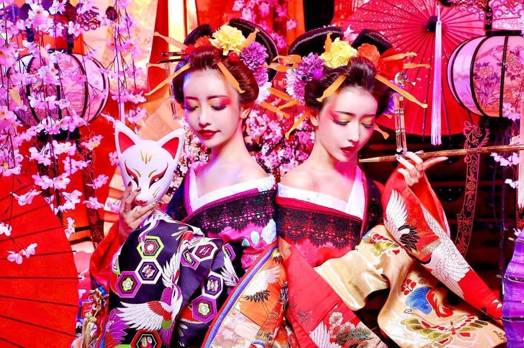 吉川ちえさんのインスタグラム写真 - (吉川ちえInstagram)「【twins🇯🇵shot👘🌸】 . 一緒に撮ると更に派手になる🥺💗w . #花魁 #撮影 #スタジオ撮影 #花魁体験 #花魁メイク #着物 #👘 #着物ヘア #japan #japanesegirl #japanese #kimono #kimonostyle #コスプレ #コスプレ撮影」10月10日 23時06分 - yoshikawachie_16