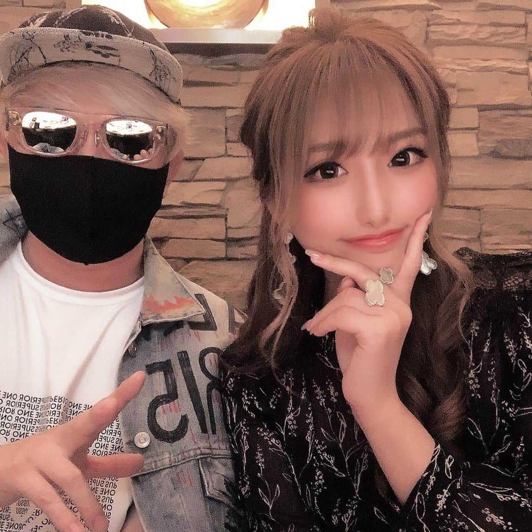 れみのインスタグラム：「ラファさん👴🏻久しぶり！ . ご飯から沢山飲んで楽しかったな〜✨✨ 改めてご結婚おめでとうございます！ 大好きなsoumeiで乾杯(*^^*) . 実は私、ラファさんの食べ方が可愛くて好きなんです笑」