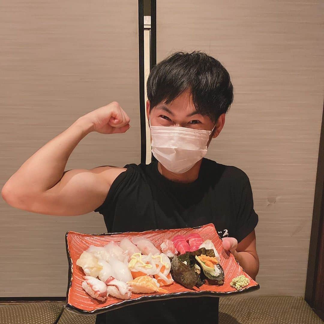 泳ぎイカ 九州炉端 弁慶 新大宮店のインスタグラム：「こんばんは！鮨べろ新大宮店です🍣 10月8日から新たにオープンしました‼︎ 連日たくさんのお客様にご来店いただいて、 大変賑わっております🌟 アルバイト一同も新しい環境となり、 まだまだ慣れない中頑張っております‼︎ 値段均一となっておりますので皆さま是非お越し下さい！！ 明日もご来店お待ちしております🙇‍♂️  #鮨べろ #鮨 #寿司 #sushi #握り寿司 #寿司好きな人と繋がりたい #食スタグラム #奈良グルメ #関西グルメ #グルメ女子 #インスタグルメ #グルメ部 #居酒屋巡り #居酒屋 #大衆酒場 #食ベスタグラム #飲酒タグラム #寿司スタグラム  #ビール女子 #ハイボール #レモンサワー #バイスサワー#💪」