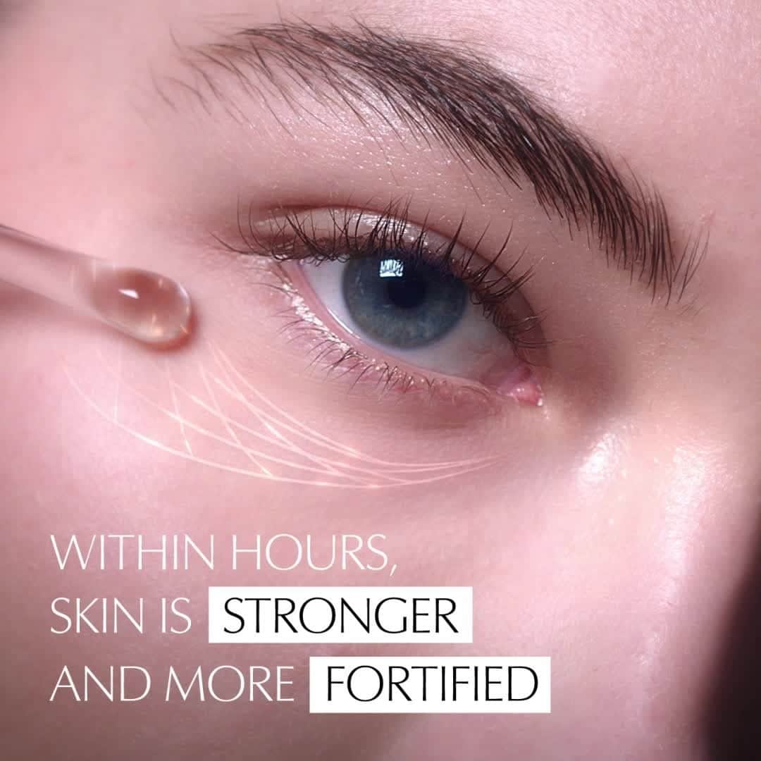 のインスタグラム：「A little wink can send a big message. Did you know every wink, blink, and squint can accelerate eye aging? 😨 Don’t worry! #AdvancedNightRepair Eye Concentrate Matrix cushions against damage from micromovement. Tap to shop now!」