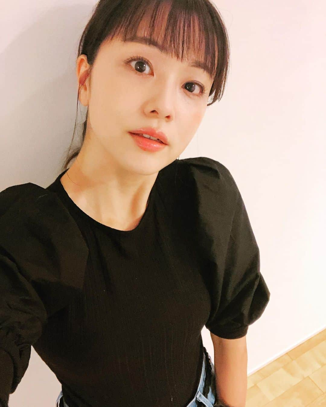 本田朋子さんのインスタグラム写真 - (本田朋子Instagram)「H&Mのカットソー。 二の腕をカバーしてくれて👍  #h&m #1歳11ヶ月 #男の子ママ  #沢山チュウしてくれる息子 #怒ってても #にやけちゃう」10月10日 23時00分 - tomoko_honda_official_phonics