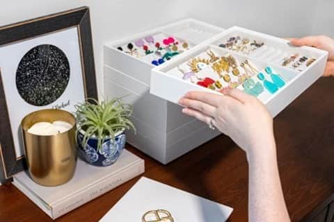 HGTVさんのインスタグラム写真 - (HGTVInstagram)「Raise your hand if you have a jewelry problem! 🙋‍♀️ Our writer does too, but she found a neat, stylish way to store her favorite baubles on the cheap. 💍🤓 Head to the link in our bio to shop this game-changing organizer from Amazon. 🛍🔝⁠ ⁠  #jewelrydisplay #jewelryorganization #jewelrystorage #founditonamazon」10月10日 23時01分 - hgtv