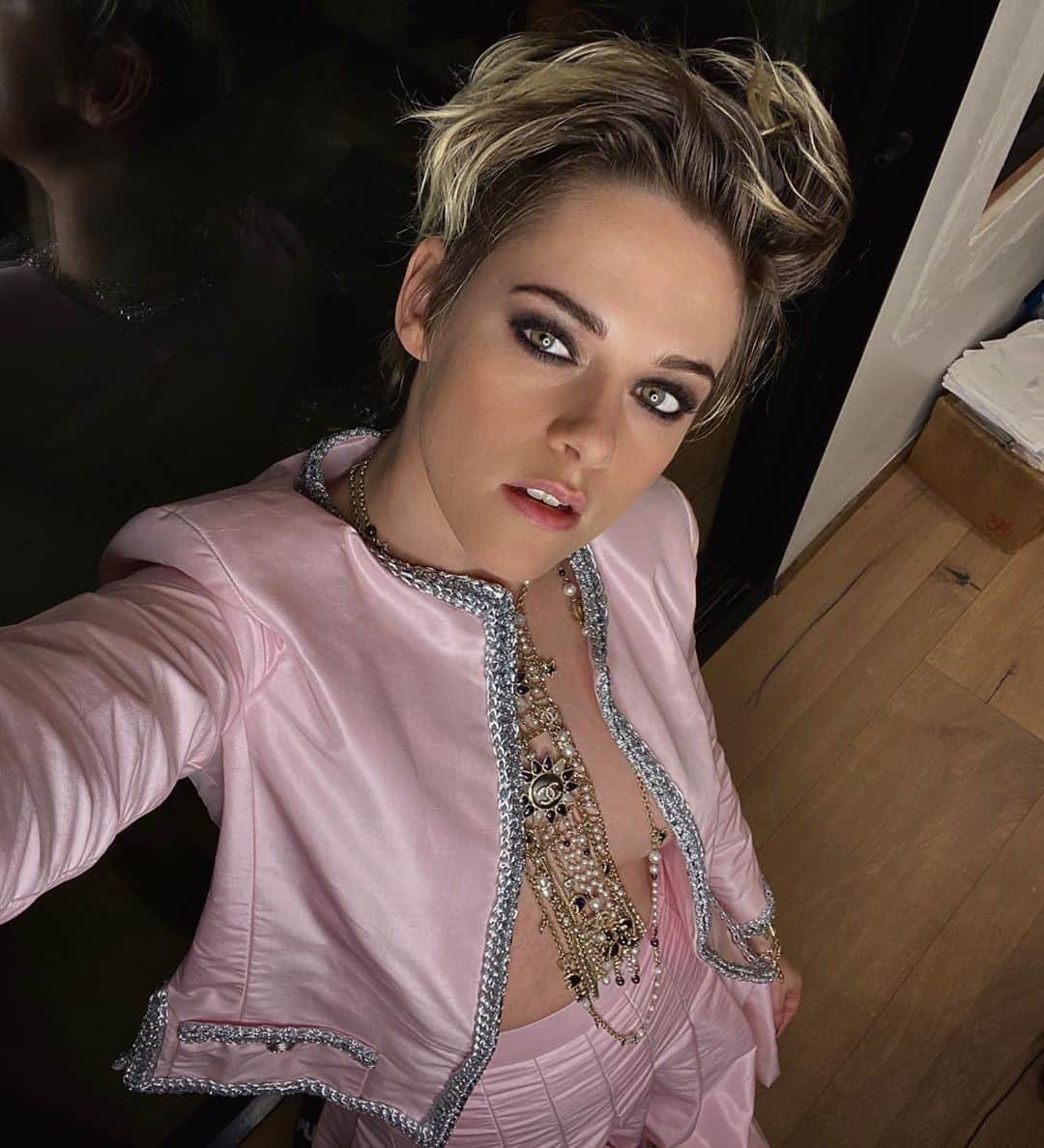 Teen Vogueさんのインスタグラム写真 - (Teen VogueInstagram)「After years of struggling to find her voice, Kristen Stewart says she is finally relishing her queer identity 🌈 At the link in bio, Kristen opens up about discovering her true self and the "enormous pressure" to be an #LGBTQ role model.」10月10日 23時01分 - teenvogue