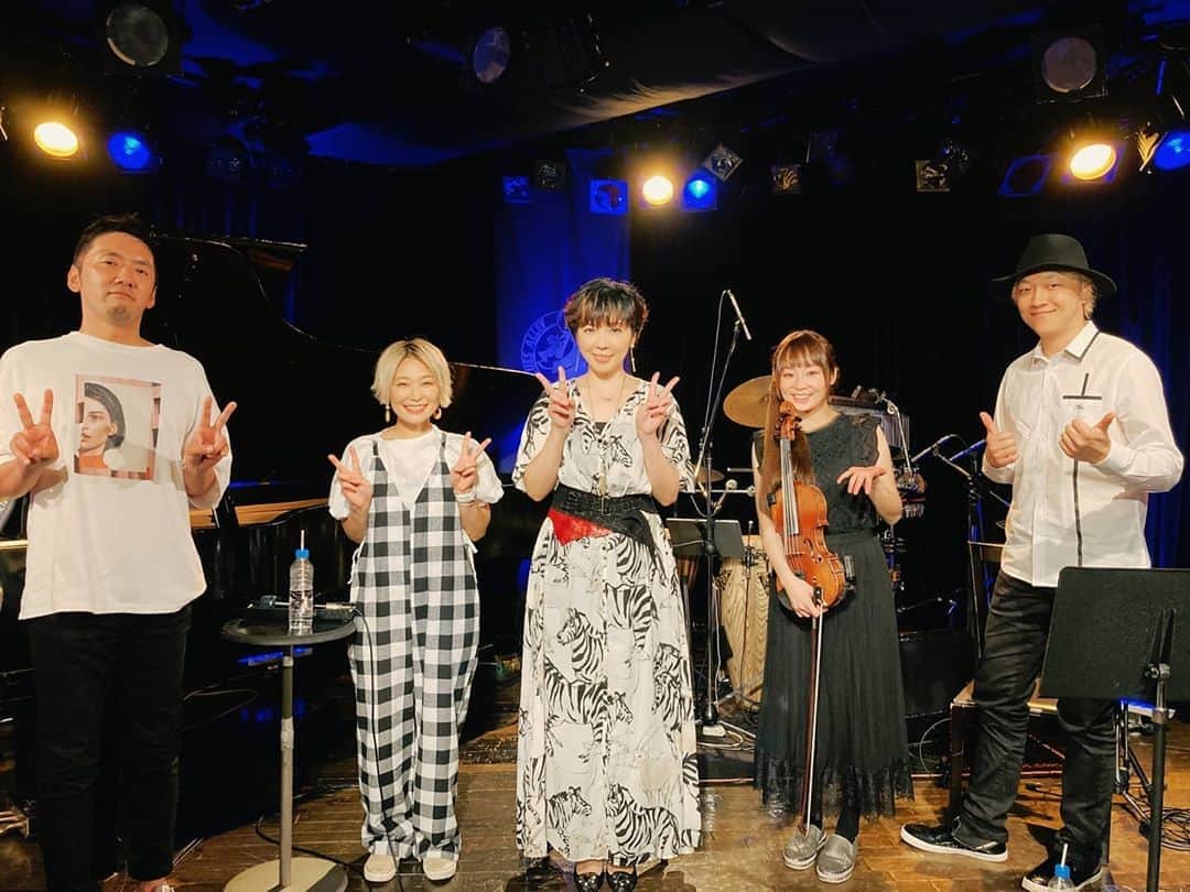 のインスタグラム：「オンラインLive終了🙌 楽しかったです。 メンバー最高😊  #ピアノ #櫻井大介 #ギター #チェロ #伊藤ハルトシ #バイオリン #miz #パーカッション #若森さちこ  #onlinelive #member #singersongwriter #sing #happy」