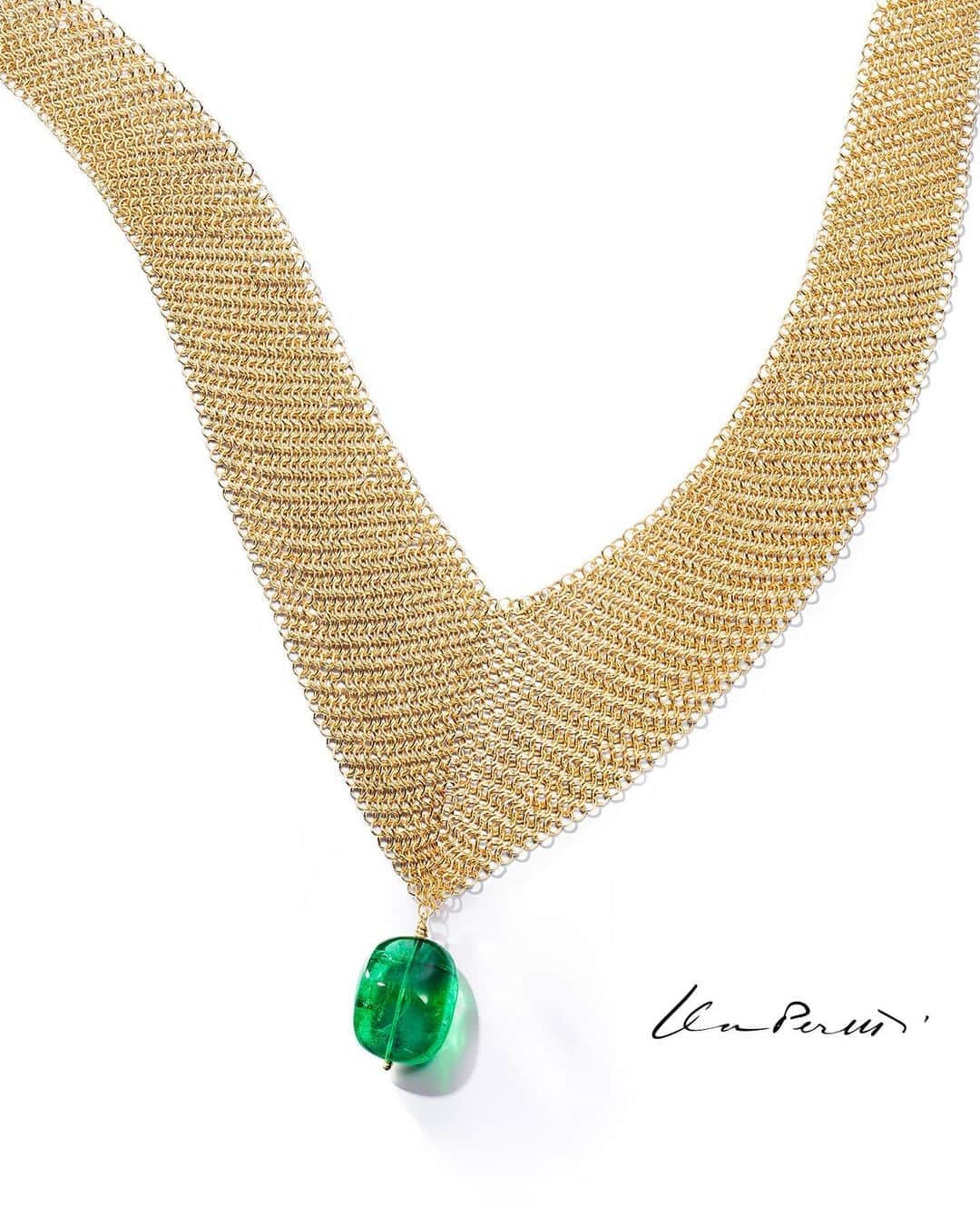 ティファニーさんのインスタグラム写真 - (ティファニーInstagram)「The Tiffany Style Sessions 𝘌𝘭𝘴𝘢 𝘗𝘦𝘳𝘦𝘵𝘵𝘪® 𝘚𝘵𝘺𝘭𝘦𝘥 𝘣𝘺 𝘒𝘢𝘵𝘦 𝘠𝘰𝘶𝘯𝘨 • “It needs space to really shine,” says @kateyoung of this incredible Elsa Peretti® Mesh bib necklace. Punctuated by a single emerald, it’s the ultimate statement piece. Discover more @elsaperettiofficial via the link in bio. #ElsaPeretti #ThisIsTiffany #TiffanyAndCo」10月10日 23時07分 - tiffanyandco
