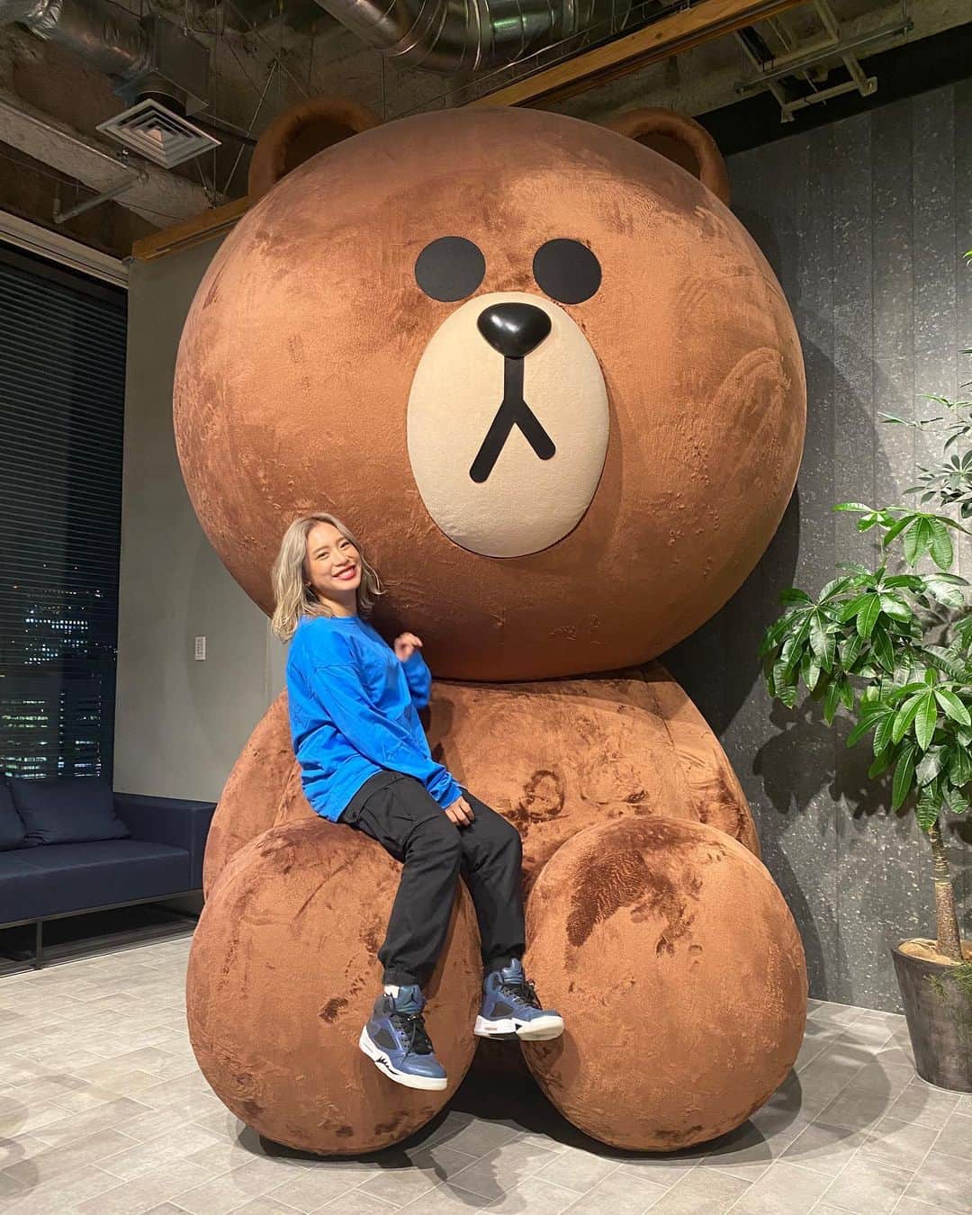 acaneのインスタグラム：「・ LINE LIVE見てくれたかな〜？ キャラクター達が至る所におって 可愛かったし楽しかった！笑 プレゼント企画にも 参加していただいた皆さん ありがとうございました☺️🙏❤️ ・ そしてそして！ #acanegoodsongcovers ですが、 ヴィレッジヴァンガードの 日刊商品売上が、なんと、、、 3日連続1位だったそうです！👑😭✨ ・ ほんっとうに 買ってくれた皆さん、スタッフさんみんなのおかげです、、、 ありがとうございます！ ・ これから挨拶回りや サイン会などあるので 楽しみにしててください ✔︎ ・ 福岡は、混雑を予想されて 中止になってしまったけど、 買いに行ってくれて 展開されてるブースの写真を 送ってくれたたくさんの方々 本当にありがとうございました！！ ・ これから11.4のワンマンライブまで 突っ走るぞ〜〜！ｵー！笑💫💫」