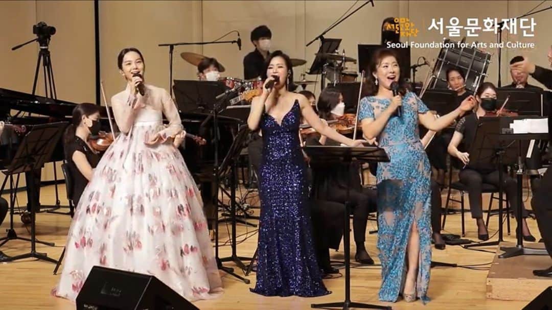 パク・キヨンのインスタグラム：「무관객이여서 너무나 아쉬웠던 공연이었어요😭 코로나가 어서 물러가 관객과 함께 호흡하는 날이 오기를🙏 용산구청 유투브에 정말 좋은 공연 컨텐츠가 많아요! 좋아요💗와 구독 꾹👇눌러주세요🤗  #정말다채로운공연 #서울문화재단 #용산구무관객온라인공연 #3diva #소프라노오은경 #송소희 #박기영 #국악 #클래식 #대중음악 #안되는게없는 #모스틀리필하모닉오케스트라 #박상현지휘자님 #다음엔꼭함께💜 #용산구청유투브 #좋아요와구독은사랑입니다💘」