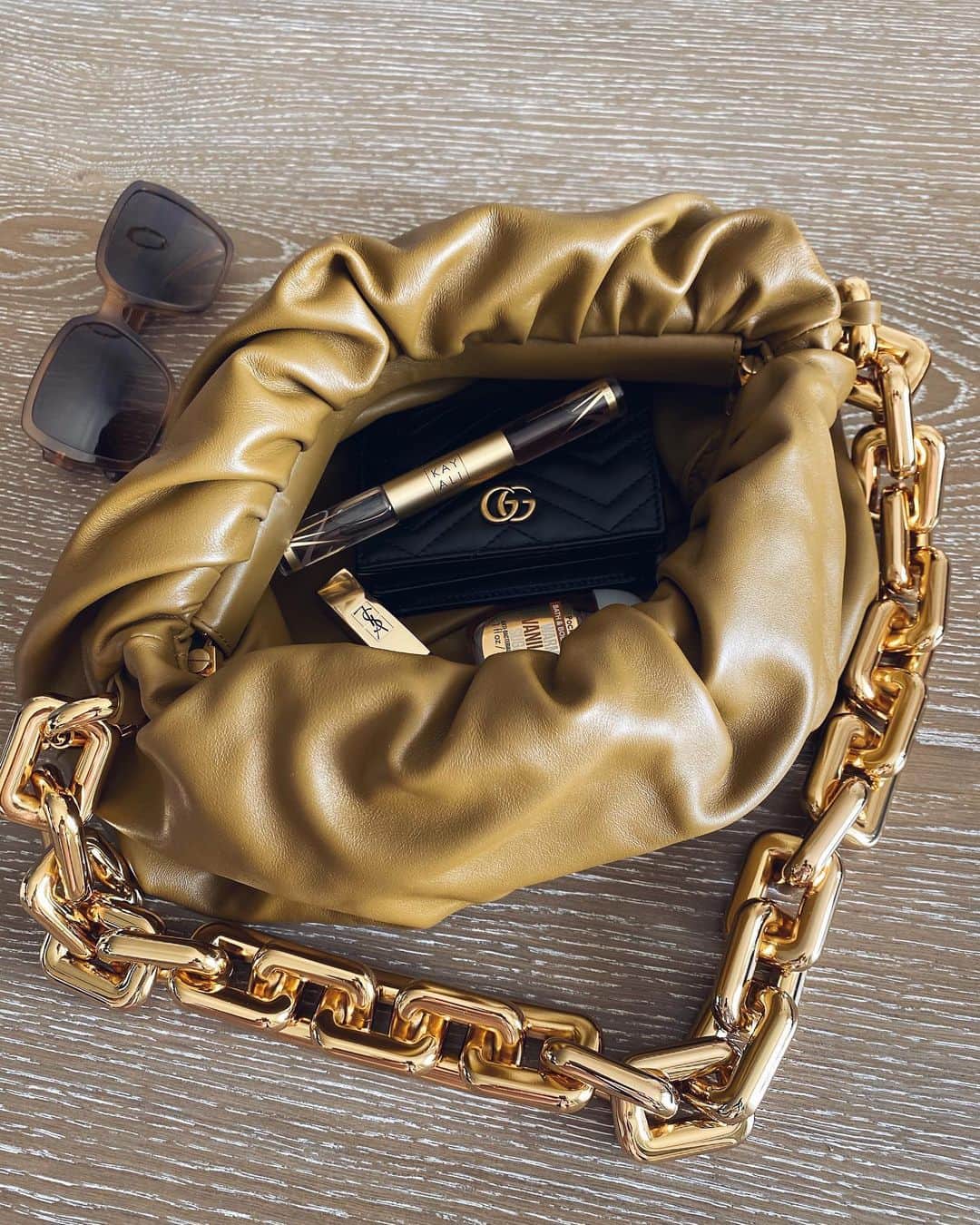 sananasのインスタグラム：「Details ✨Quelles sont les 5 choses qui sont TOUJOURS dans votre sac à main 👜 ? Moi ce serait gel anti bactérien, téléphone, portefeuille, mouchoirs et baume à lèvres je pense 🤔   #Fall #Khakibag #KhakiPurse #SacKaki #BottegaVeneta」