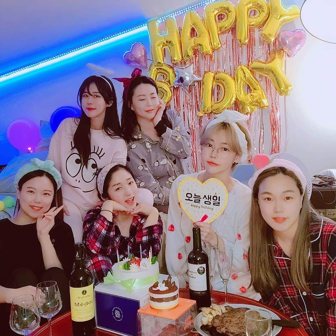 Han Ga Eunのインスタグラム：「HBD P 🎂 #파자마파티  #구리팸 #홈파티 #기록」