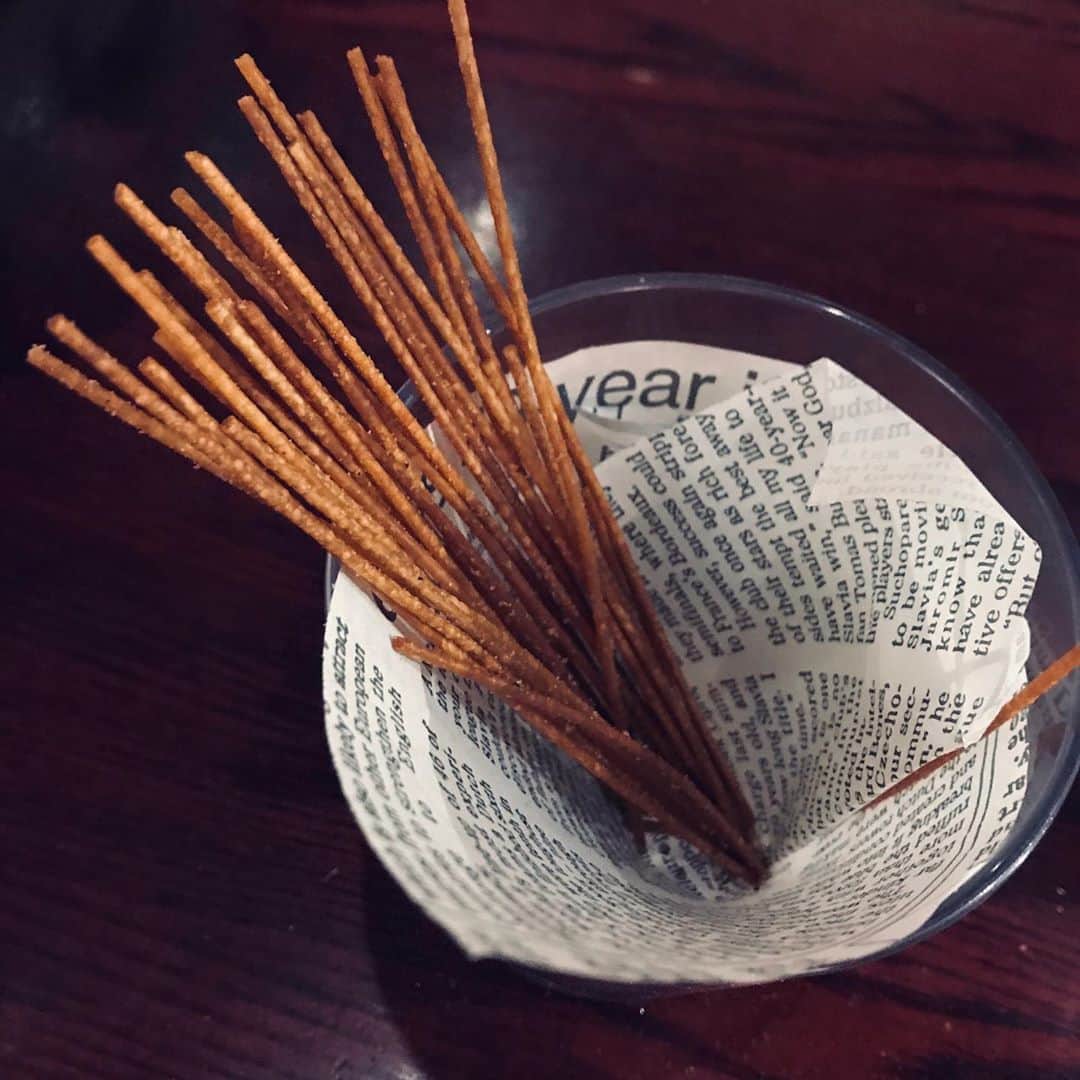 佐伯ポインティのインスタグラム：「今これ食ってたら上の口蓋に刺さってラオシャンロン討伐みたいになった 絶対血出てる」