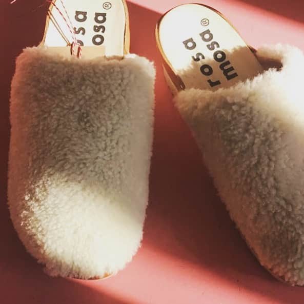 のインスタグラム：「Pantos in our Vienna store and online now ! curls till u drop... 📷 by @anne.feldkamp  + #rosamosa #curly #sheep #clogs #soft #naturalfur #vienna #viennamade #handcrafted #coolshoes #comtemporaryfashion #avantgarde #whomadeyourshoes」