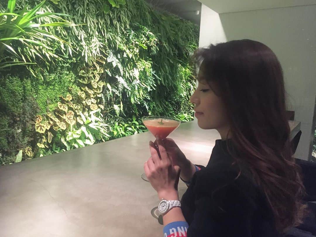 のインスタグラム：「フルーツのカクテルに目がないのだ🍸 ・ ・ @costume_national_wall  🍒🍋🍑🍈🍊 ・ ・ ・ ・ ・ #costumenationalwall  #costumenational  #コスチュームナショナルウォール  #フルーツカクテル #フルーツ #フルーツ大好き #フルーツ女子 #南青山 #南青山カフェ  #南青山バー #南青山グルメ #東京 #東京カフェ  #東京グルメ  #東京バー #tokyo #tokyotokyo  #tokyocafe  #tokyobar #bar #foodstagram  #foodporn  #foodiejapan  #instafood」