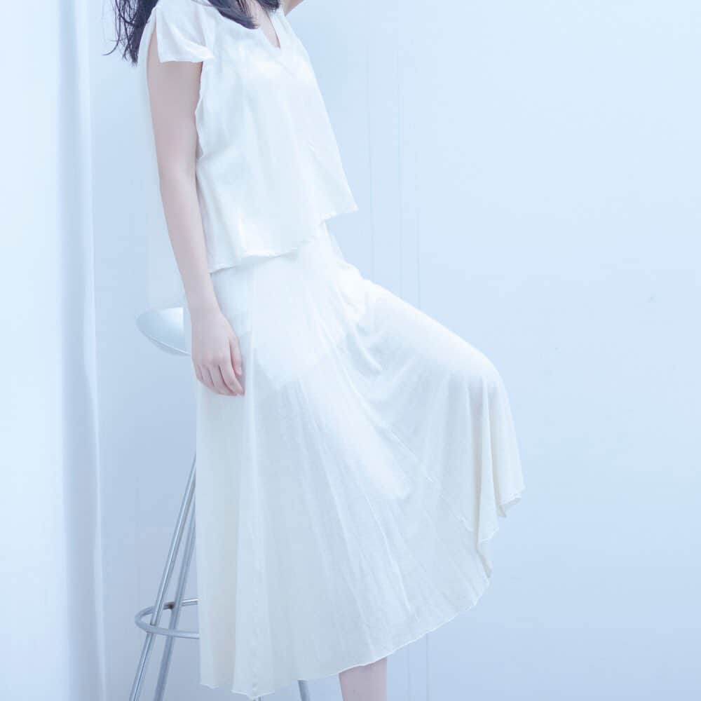 ピースオブシャイン株式会社のインスタグラム：「・ ・ ●贅沢を極めた洗顔フォーム 【TRUTH SILK WASH】 ・ ●プレミアム処方のジュレクレンズ 【TRUTH JURE CLEANS】 ・ ●究極エイジングケア美容液 【TRUTH DROP】 ・ ●至極の潤いと美容効果の化粧水 【TRUTH TONER】 ・ ●圧倒的クオリティNo.1まつ毛美容液 【DEEP GLOW SERUM】 . . 【共通特徴】 ※独自開発成分を含め、厳選に厳選を重ねた美容成分を桁違いの超濃密配合。 ・ ※Peace of Shine でないと実現できない『本物の無添加』化粧品。 ・ ●『擬似的な効果』ではなく、『本物の美容効果』を1人でも多くのお客様にご体感いただけますと幸いです。 ・ ・ ※弊社製品は公式サイト限定販売です。 ※画像をタップで公式サイトをご覧いただけます。 ・ ・ #まつ毛美容液#ディープグローセラム#トゥルースドロップ#トゥルーストナー#トゥルースジュレクレンズ#トゥルースシルクウォッシュ#神美容液#クレンジング#ピースオブシャイン#オススメコスメ#オススメスキンケア#コスメ好きさんと繋がりたい#美容好きな人と繋がりたい#美意識向上#毛穴ケア#ニキビ跡ケア#究極美肌#完全無添加#自分史上最高美肌」