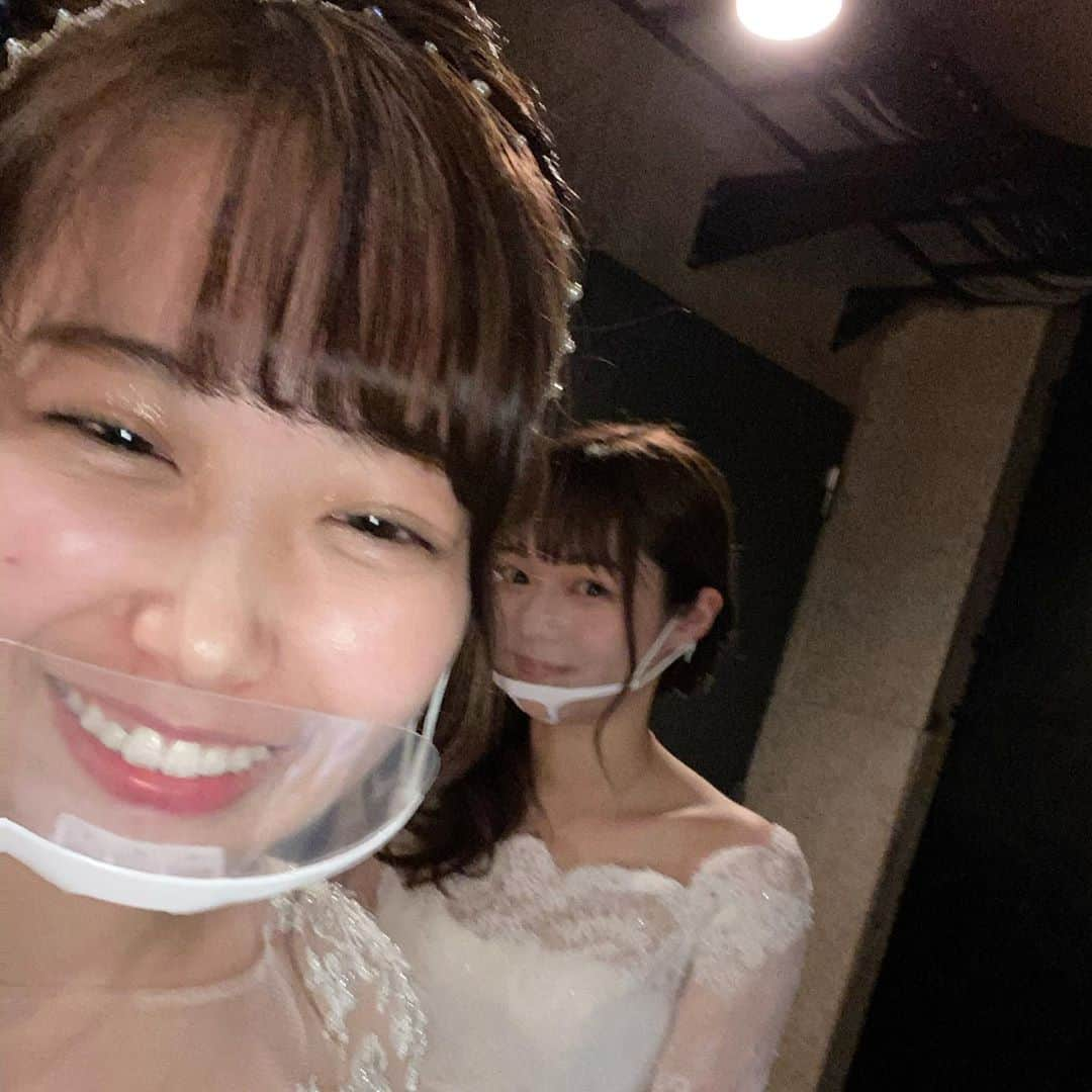 杉山まひろさんのインスタグラム写真 - (杉山まひろInstagram)「今日はミスコンのグランドフィナーレでした！💖 大学に入学して直ぐ、右も左も分からず、またコロナ禍という先が見えない中で出場を決めたミスコン。ファイナリストの5人に選出された際、入学して間もない一年生という立場ながら慶應義塾大学の代表として出場することに対しての不安も大きかったです。 ファイナリストとしての半年間は、辛いこともたくさんありました。自分の発言が思っているよりはるかにたくさんの人に影響を与えてしまうことが怖くなったこともありました。ですが、それ以上に素敵な出会いや思い出がたくさんあって、生涯忘れられない期間になりました。フィナーレまで応援してくださった皆さん、本当にありがとうございました✨  最後に… ファイナリスト１年生がひとりで不安だったけどそんなの忘れるくらいめちゃくちゃ仲良くしてくれたミスの4人のお姉ちゃんたち、ミスターのみんな、裏でいっつも支えてくださった運営さんたち、そしていつも応援してくださったみなさん、いろんな人に感謝を伝えたいです、ありがとうございます！  ミスコン期間の思い出はわたしの宝物です。  今日まで応援してくださった皆さん、本当にありがとうございました❤️！  最後は本番前で緊張してるゆいちゃんです  @wwtuxedo #withawish #ドレス #タキシード」10月10日 23時21分 - _mahirosugiyama_