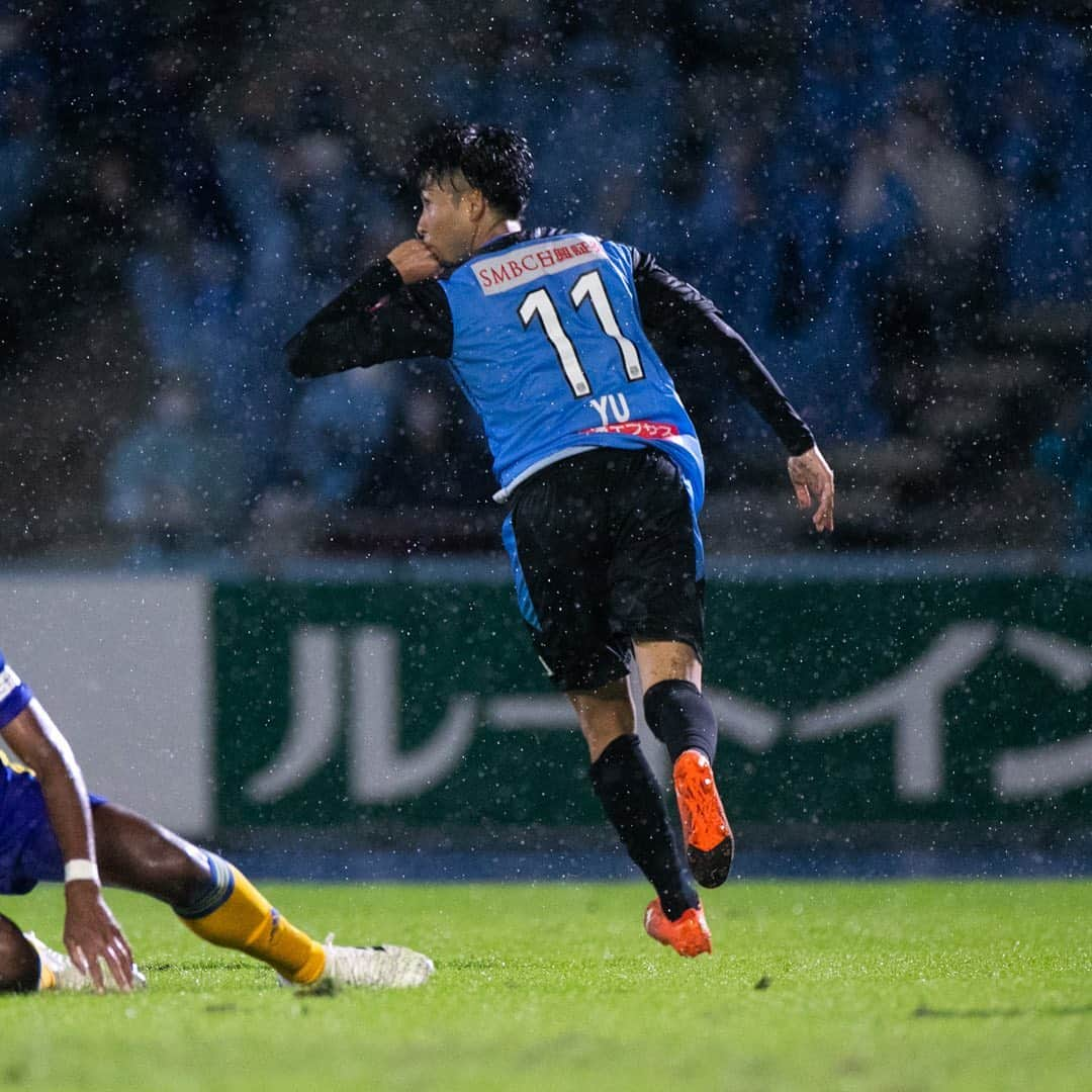 小林悠さんのインスタグラム写真 - (小林悠Instagram)「仙台戦  すごい雨の中応援に来てくれたサポーターの皆さん、DAZNで応援してくれた皆さん、本当にありがとうございました。  内容はまだまだですが勝っていくことが大切なので、それができて良かったです🙆‍♂️  とても寒かったので風邪などに気をつけてくださいね🤧  またすぐに試合なのでしっかりと準備をしたいと思います👍」10月10日 23時22分 - kobayashiyu11