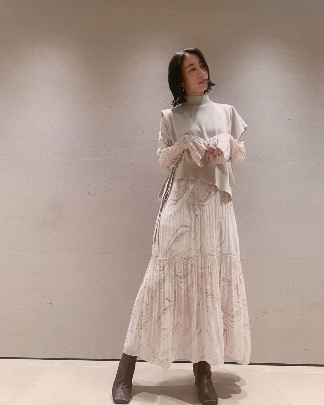 近野莉菜のインスタグラム：「SNIDEL 2020 Winter Collection より、 先日の @snidel_official インスタライブで紹介したアイテムです！  今季一押しのマーブル柄のロングワンピースにアシメのニットベストをレイヤードしてるよ☺︎ 私はこの合わせで買いますw  今年のダウンも丈感やダウンの量とかも計算されてて、可愛かった〜🤍  可愛いものばかりで、冬が楽しみです❄️ #SNIDEL #スナイデル  #SNIDELsnap」