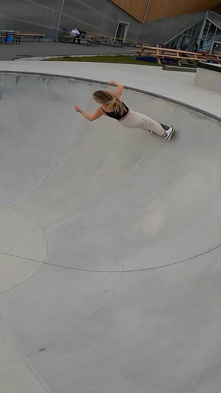 ジェイミー・アンダーソンのインスタグラム：「Skateboarding in Switzerland! 🇨🇭❤️🙌」