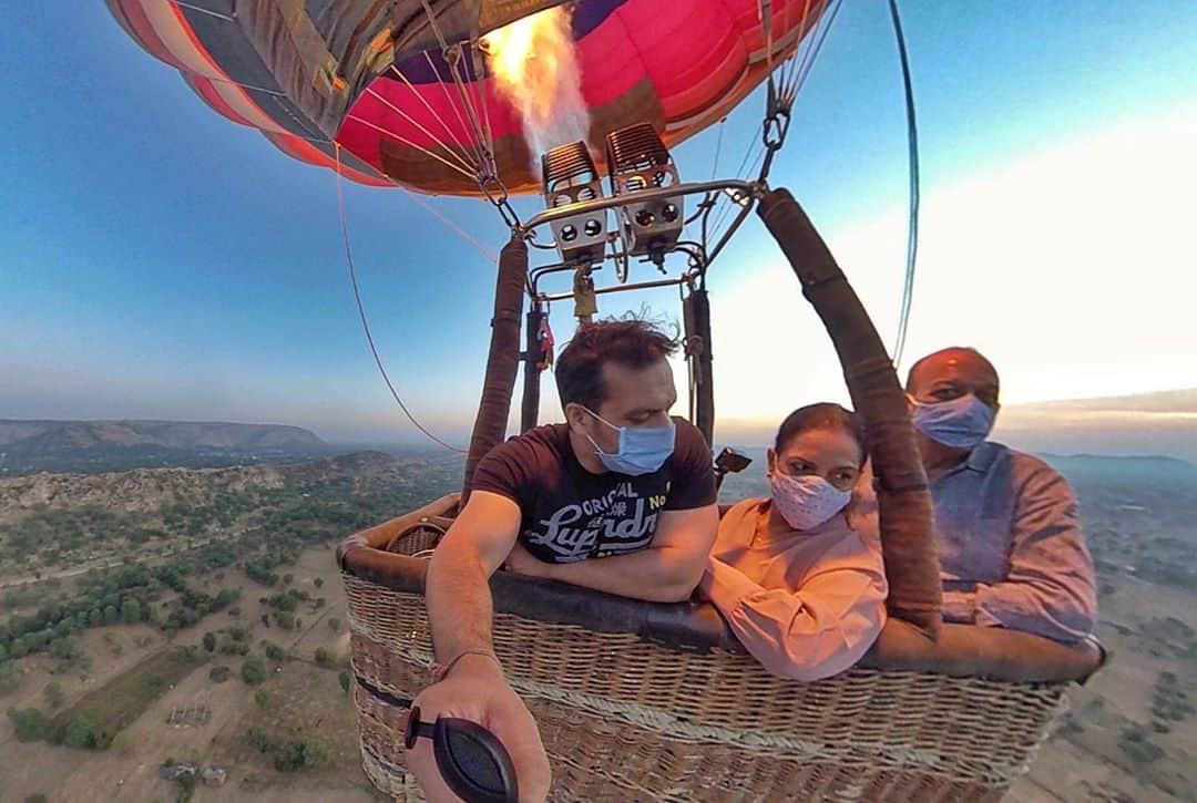 Gaurav Tanejaのインスタグラム：「Dad’s birthday Vlog.... dropping soon.. landed somewhere special ...  . #flyingbeast #vlogs」