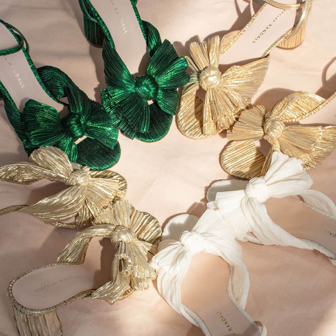 レフラーランドールのインスタグラム：「Finding the light with some of our pleated pieces 💚」
