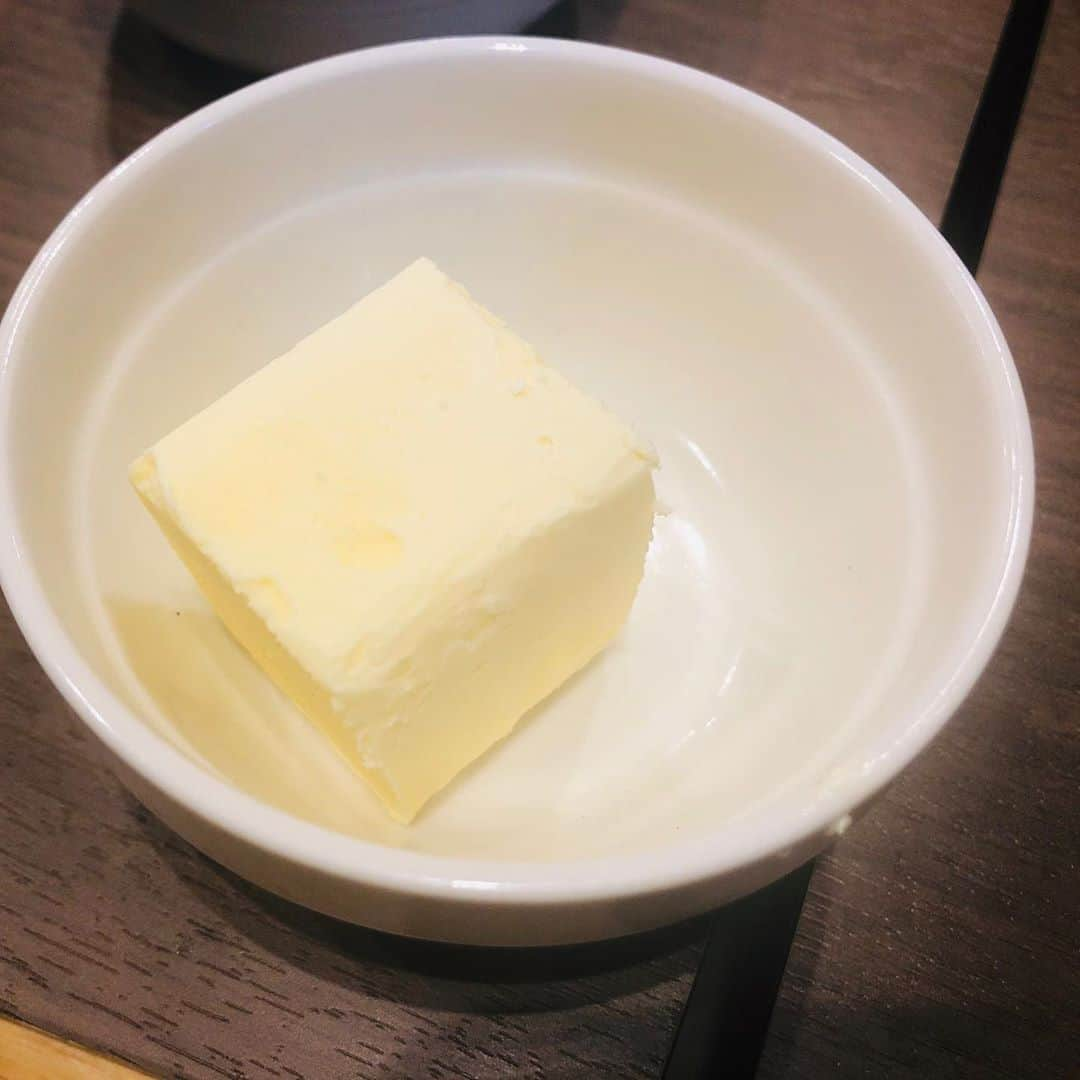 おごせ綾さんのインスタグラム写真 - (おごせ綾Instagram)「お気に入りの麺匠MAJIDEさん✨  ふわふわスープの味噌ラーメン🍜  品名通りのふわふわとした舌触りの濃厚な口溶けのスープに肉味噌やザーサイ等具沢山なリッチ感が堪らない❤️ 全粒粉の自家製太麺とも相性抜群です！  チャーシューも箸でほどけるとろとろ感❤️  丼の半面を覆う自家製のコク旨辣油で味変を楽しみながらあっという間にペロリでした❤️  たまらずバターを追加で頼んだら超厚切りでサービス精神にびっくり！  チャーハンも具沢山で紫玉ねぎのシャキシャキ感が良い感じ✨  麻婆豆腐も石焼きでぐつぐつピリ辛の山椒が良い感じの濃厚麻婆❤️ これが350円はお得すぎる！  いつも美味しくて見た目もワカワクするような素敵なラーメンありがとうございます  ごちそうさまです  麺匠MAJIDE 電話番号	025-384-8998 住所	新潟市中央区米山1-7-11  定休日	日曜  #麺匠MAJIDE#まじで #味噌ラーメン#ふわふわスープの味噌ラーメン #半チャーハン#チャーハン#ちゃーはん#炒飯#石焼麻婆豆腐#麻婆豆腐大食い女子 #おごせ綾#にいがた#新潟#ニイガタ#niigata #gourmet#yummymummies#yummy#gourmet#delicious #グルメ#飲食店を盛り上げたい#美味しいもの#グルメ#食べ歩き#美味しいもの好きと繋がりたい#グルメな人と繋がりたい #ラーメン#らーめん#ラーメン好きな人と繋がりたい#インスタ映え #飲食店応援」10月10日 23時42分 - ogose0123