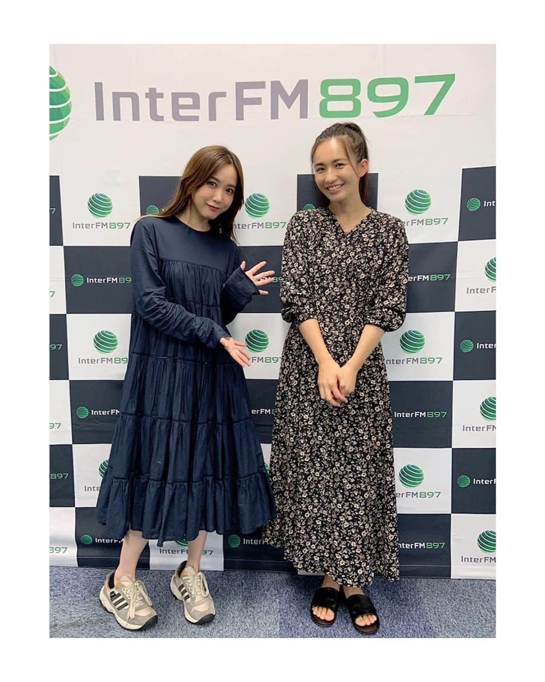 田中里奈さんのインスタグラム写真 - (田中里奈Instagram)「今夜0時からは、interFM897『Feel the moment』‼️ ゲストは優木まおみ @yukimaomi さんです✨ 実は同じ大学、同じ学科の先輩なまおみさん💛 ピラティスの話を中心に、身体と心を整えるお話をしてくれました。 まおみさんの心持ちが本当に素敵で、収録が終わった頃にはもっと色々楽しんでみよう、なモードに✨（単純😂） 色んなことに向き合う姿勢、本当に心の角度次第だな。 特に女性に聞いてほしい回！🐼  --------------------------------  ラジオにかこつけて、会いたい人に会って、話を聞けるって、すごーく贅沢なこと。 その人だからこそ出てくる言葉や表現に出会った時に、とてもぐっとくるし、それをみんなに共有できたらいいな〜って思ってやってます📻 ここ数年の変化中、ラジオのゲストの皆さんの言葉に救われた瞬間が沢山あったな〜😌  ということで、リアルタイムで聴けなかった方も、今日からradikoで1週間聴けるので是非♥  #feelthemoment #feel897 #interfm897 #毎週土曜24時から」10月10日 23時43分 - tanakaofficial