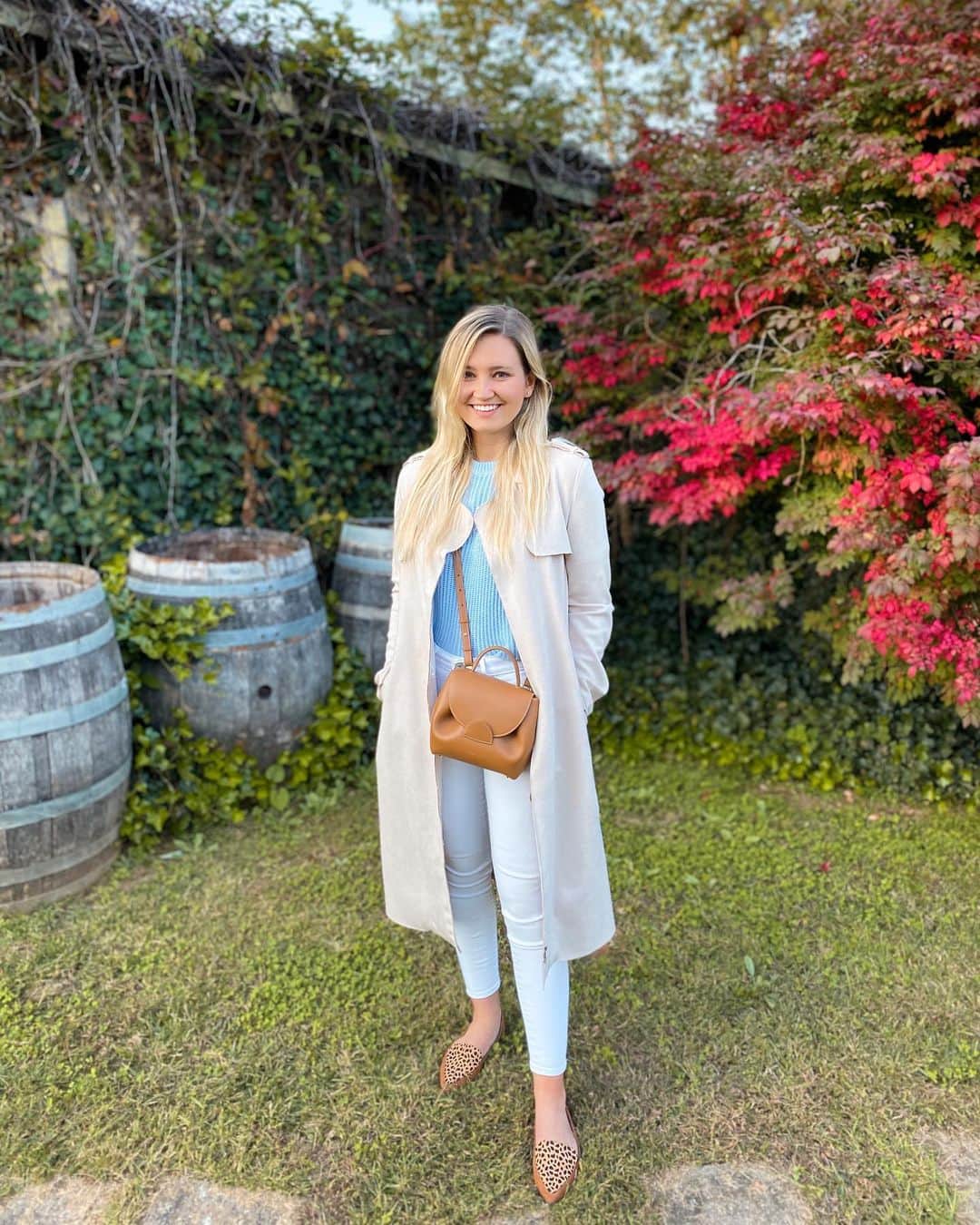 サシャ・カリスのインスタグラム：「Strolling through the vineyard ❤️ Enjoying the beautiful weather 🥰 What’s the temperature where you are? Is it cold yet? 🌡🌥☔️☀️」