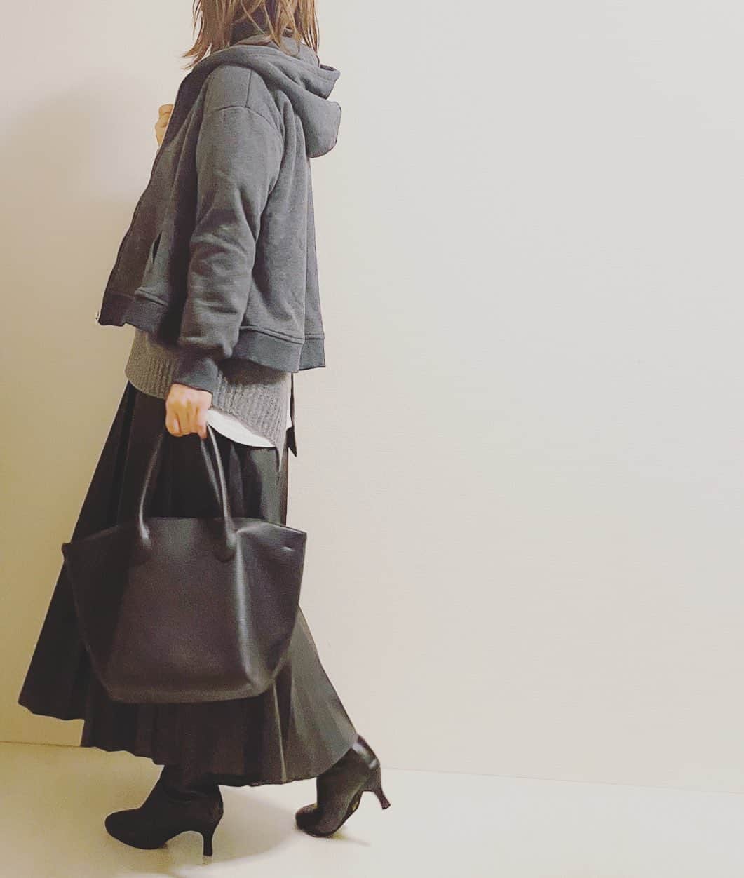 aiaiのインスタグラム：「AYAちゃんとSunflowerさんの バッグフレアパーカー♡ 裏起毛であったかい。  @ayaaya0921  @sunflower8s   #PR #フードパーカー  #パーカー  コーデの詳細はブログに書いています ☟☟ http://s.ameblo.jp/aiai987654  #fashion#outfit#style#coordinate#instagood#ootd#pic#instapic#コーデ#コーディネート#スタイリング#プチプラコーデ#本日のコーデ#大人カジュアル#プチプラ  #カジュアル #ニット #アラフォー #アラフォーコーデ #アラフォーファッション#スカートコーデ#プリーツスカート #プリーツスカートコーデ #プリーツ#エコレザースカート #エコレザー #ブーツ」