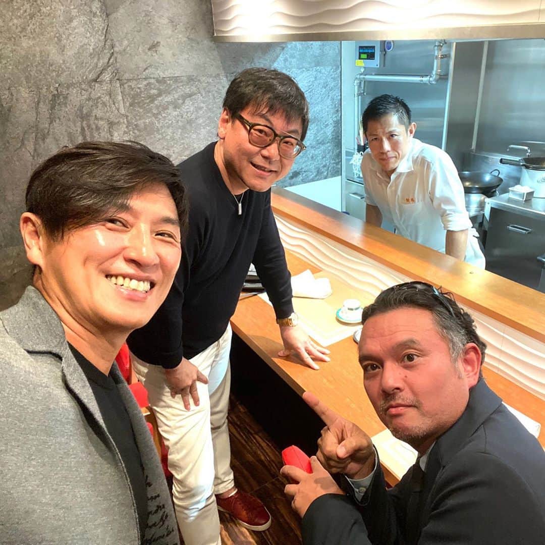 のインスタグラム：「先週に続き、 今一番好きなチャイニーズ「對馬」で、やんちゃな藤本さんと、むっつりの上野ちゃんと。  2人はどこかに消えました(笑) 俺はpちゃんと遊んでいます。  https://ameblo.jp/togablo/entry-12630577499.html  #對馬  #戸賀敬城  #トガブロ  #トガッチ  #チャイニーズ  #togacci  #hirokunitoga」