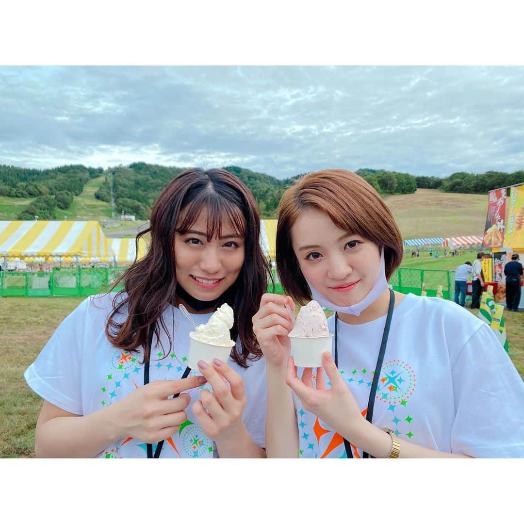 坂本遥奈さんのインスタグラム写真 - (坂本遥奈Instagram)「🌾長岡米百俵フェス🌾 感動して、楽しくって、 フェスってやっぱりいいなぁって。 そして長岡が今回の米フェスで、 さらに大好きな場所になりました！ TEAMSHACHIとしては8ヶ月ぶりの有観客。 今回は新潟県の方限定でしたが、生でみなさんの前で パフォーマンスできることの幸せを感じました😌 配信見てくれた皆さんもありがとう★  中越高校吹奏楽部のみんなとの念願のコラボステージ。みんな本当かっこよかった！ 最高の思い出をありがとう♪  ゆーしくんとの「Hello,TEAMSHACHI」 おうち時間ライブver. めちゃめちゃ高まりました。 嬉しかったなぁぁぁ🥳🥳  みなさんとのお写真も📸 #横山だいすけ さん #サンプラザ中野くん  #パッパラー河合 さん  最初の写真なんとも言えない体勢😂 #新潟#長岡#米フェス#米百俵フェス2020」10月10日 23時55分 - haruna_sakamoto_official