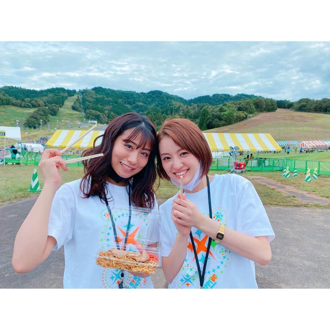 坂本遥奈さんのインスタグラム写真 - (坂本遥奈Instagram)「🌾長岡米百俵フェス🌾 感動して、楽しくって、 フェスってやっぱりいいなぁって。 そして長岡が今回の米フェスで、 さらに大好きな場所になりました！ TEAMSHACHIとしては8ヶ月ぶりの有観客。 今回は新潟県の方限定でしたが、生でみなさんの前で パフォーマンスできることの幸せを感じました😌 配信見てくれた皆さんもありがとう★  中越高校吹奏楽部のみんなとの念願のコラボステージ。みんな本当かっこよかった！ 最高の思い出をありがとう♪  ゆーしくんとの「Hello,TEAMSHACHI」 おうち時間ライブver. めちゃめちゃ高まりました。 嬉しかったなぁぁぁ🥳🥳  みなさんとのお写真も📸 #横山だいすけ さん #サンプラザ中野くん  #パッパラー河合 さん  最初の写真なんとも言えない体勢😂 #新潟#長岡#米フェス#米百俵フェス2020」10月10日 23時55分 - haruna_sakamoto_official