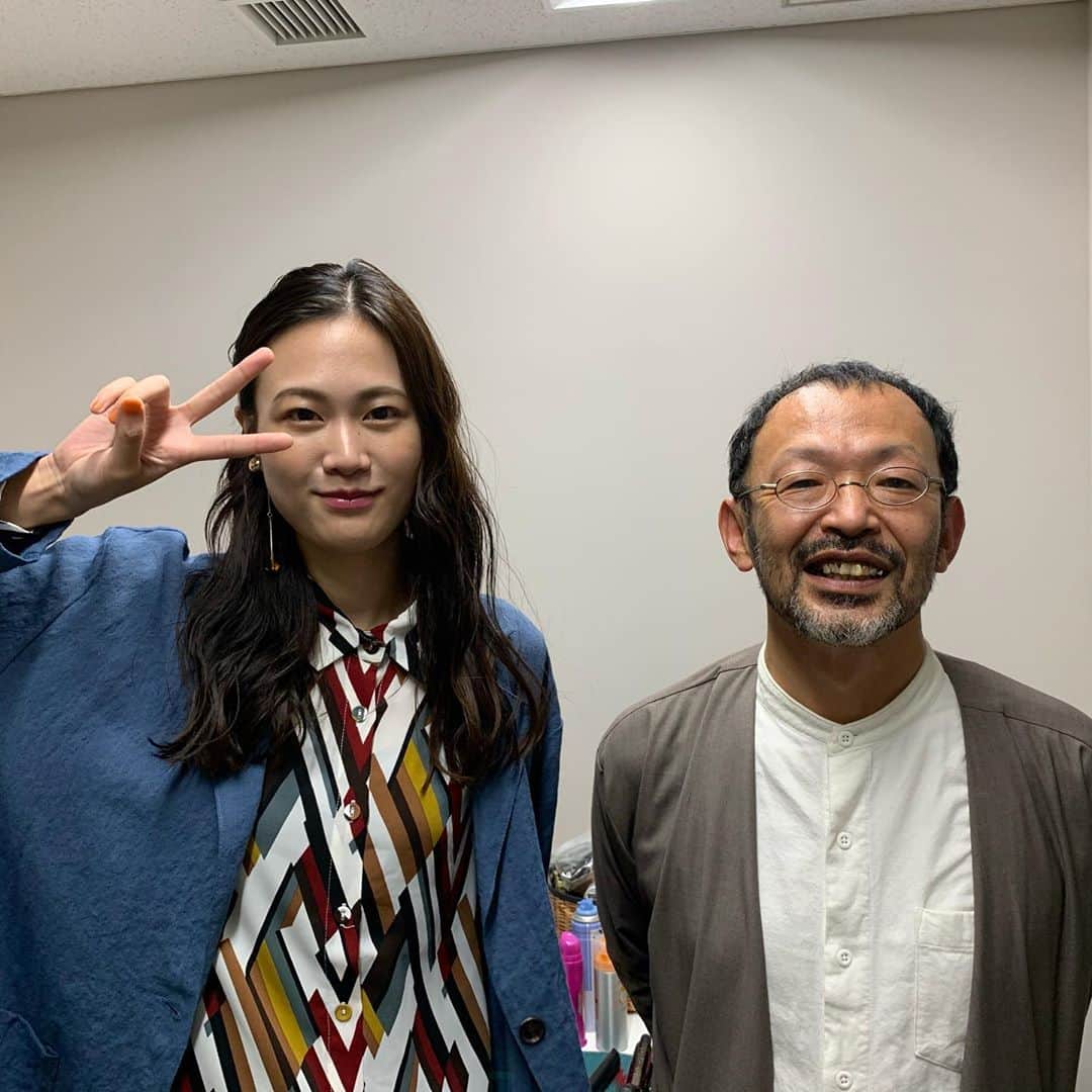 小篠恵奈のインスタグラム：「「あざみさんのこと」 初日、ありがとうございました。 お話しする時間はなかったけれど皆さんとお会いできて幸せでした。越川監督と。  #あざみさんのこと #小篠恵奈 #越川道夫監督」