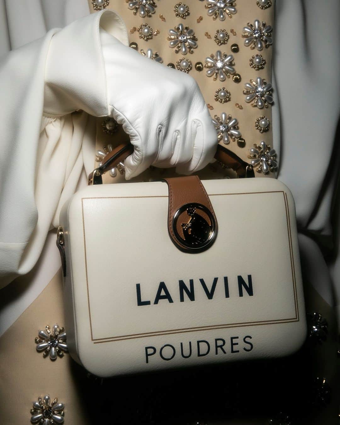 ランバンのインスタグラム：「The Bento minaudière bag in leather is a tribute to #LANVIN powder cases from 1930s. The "Cosmetics" capsule collection is inspired by LANVIN beauty archives. Discover a series of collector’s pieces. Available in Lanvin stores. #LanvinBags #LanvinFW20」