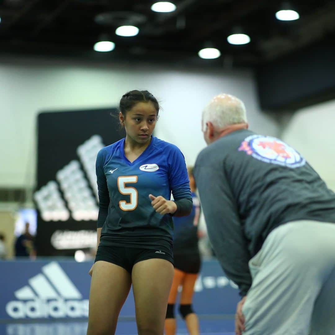 USA Volleyballさんのインスタグラム写真 - (USA VolleyballInstagram)「Speaking to your athletes about mental wellness and keeping those conversations going is incredibly important, especially with the impact COVID-19 has had.  Learn how to talk about mental wellness with tools and tips available on our website, link in bio. #WorldMentalHealthDay #mentalhealthawareness #mentalwellness」10月11日 0時00分 - usavolleyball
