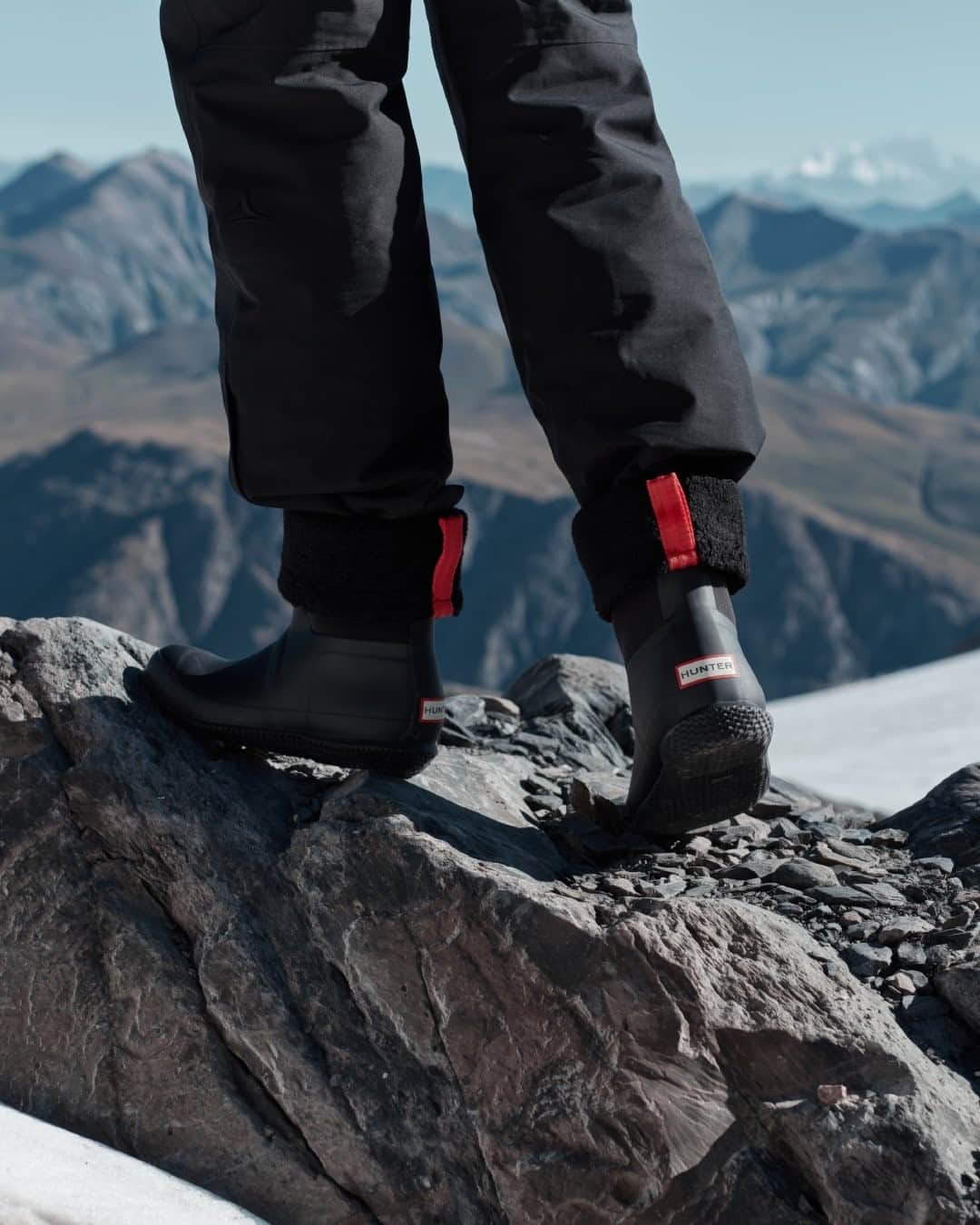 ハンターブーツさんのインスタグラム写真 - (ハンターブーツInstagram)「The 100% waterproof Sherpa boots are engineered for icy adventures with a firm grip sole. #MoreThanJustABoot」10月11日 0時00分 - hunterboots