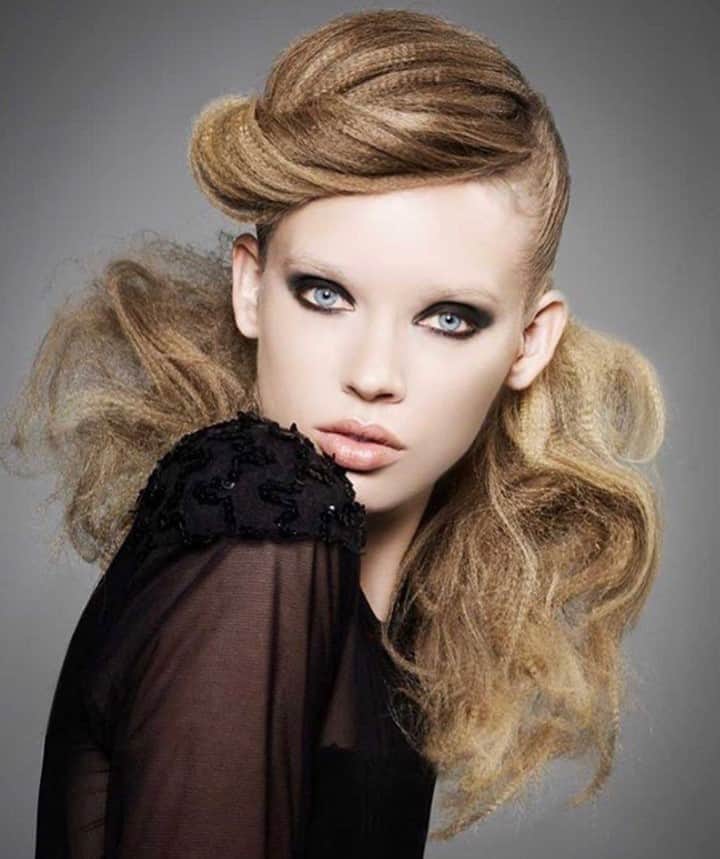 Sam Villaさんのインスタグラム写真 - (Sam VillaInstagram)「Added #texture. When creating on set, #microcrimping is a great way to add another level of intricacy to your work. ⠀ ⠀ Hair by : @andorbubelenyi using the #SamVilla SIGNATURE SERIES TEXTUR®  PROFESSIONAL TEXTURIZING IRON.⠀ Fashionstyling: @rod_novoa . Photographer: @roberto_ligresti_studio . Makeup: @davidmaderich . Art Director: @maggie_mulhern   ✖️ Shop this tool and more on SAMVILLA.COM. 0% Financing available on all Sam Villa orders through Klarna ✖️」10月11日 0時02分 - samvillahair