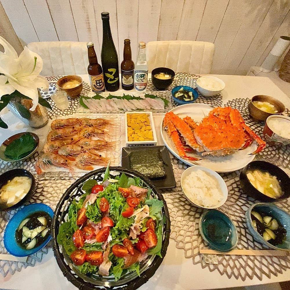 長谷川朋美さんのインスタグラム写真 - (長谷川朋美Instagram)「最近の#お家ごはん シリーズ✨ 最近も大漁で、常に釣りたての新鮮な お魚が食卓へ…😍 ・ 食事は、彩りよく楽しく、バランスよく✨ を心がけているつもり✨ ・ 先日は#北海道 #函館 からお取り寄せした #ずわい蟹 #牡丹海老 #雲丹 を ルミエールスタッフ&ファミリーを呼んで食べました💕 ・ みんなで食べると美味しいな😍 ・ 翌日も海老の頭は味噌汁に入れていただきました🦐 ・ #自給自足 #太刀魚 #鯛 #大漁 #漁師説 #fishing #dinner #お家時間 #畑 #farmer」10月11日 0時02分 - hasegawa.elena.tomomi