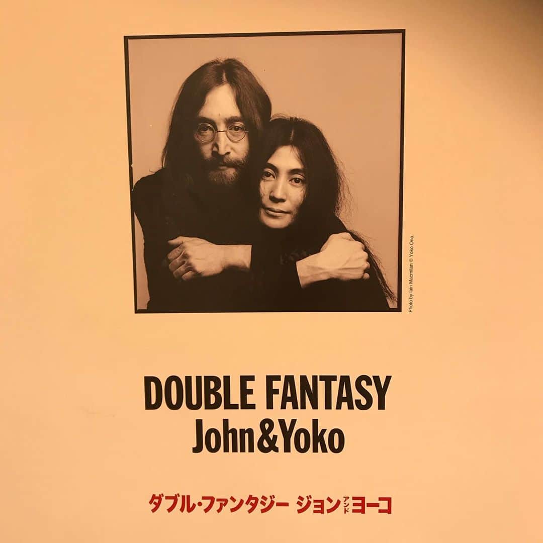 佐野史郎のインスタグラム：「ダブル・ファンタジー ジョン&ヨーコ ソニーミュージック六本木ミュージアム 思い入れなく、まったく知らない二人として接することができたなら…と、この時ばかりは、ビートルズをリアルタイムで聴いてきた自分でなければと想いました😌 対立ではなく融和を！ 素直に共感します🎶」