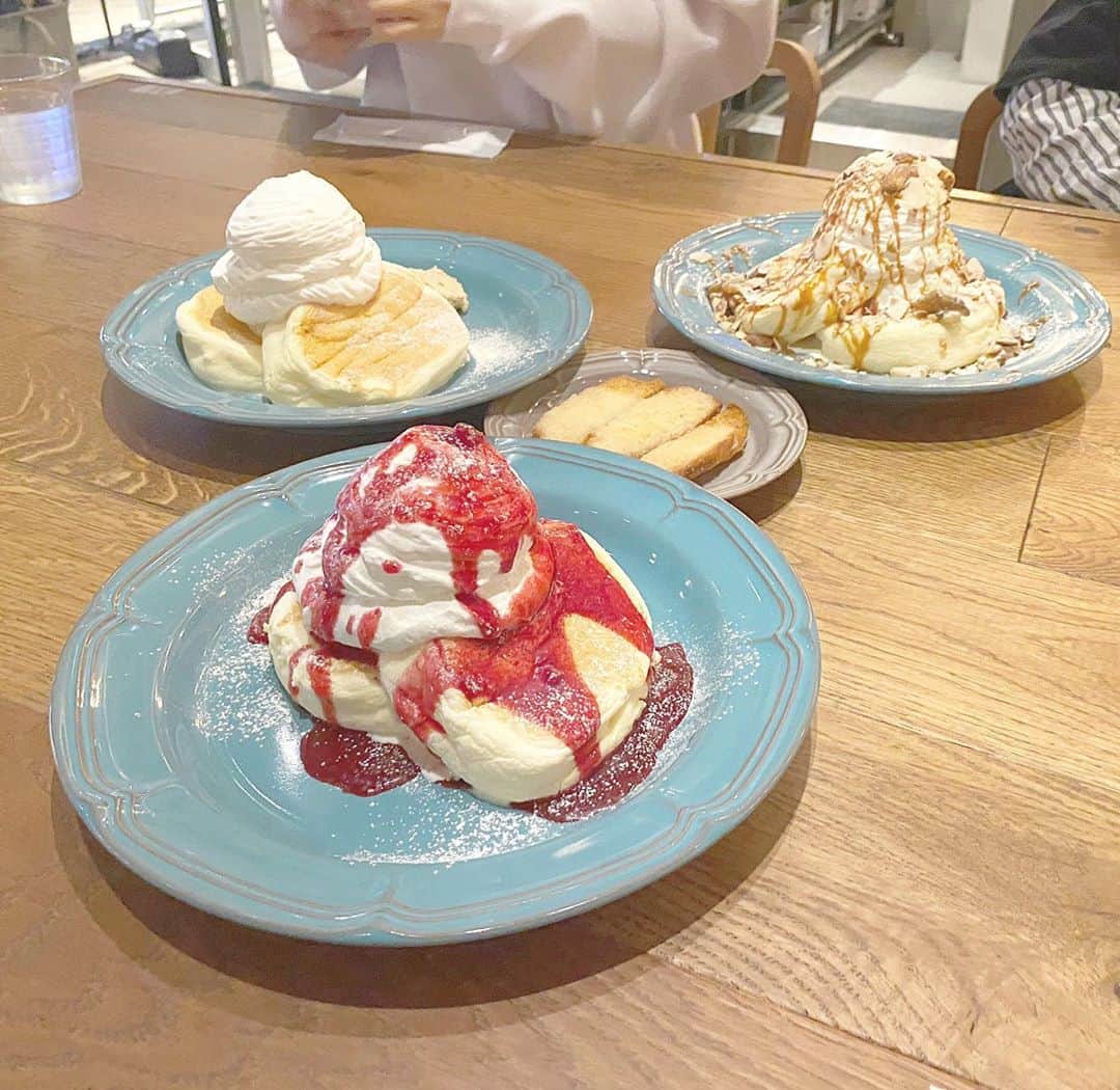 田辺美月のインスタグラム：「﻿ パンケーキ🥞🍓🍯﻿ 幸せでした。🤤﻿ ﻿ ﻿ ﻿﻿  ﻿ #pancake #cafe #名古屋カフェ #栄カフェ」