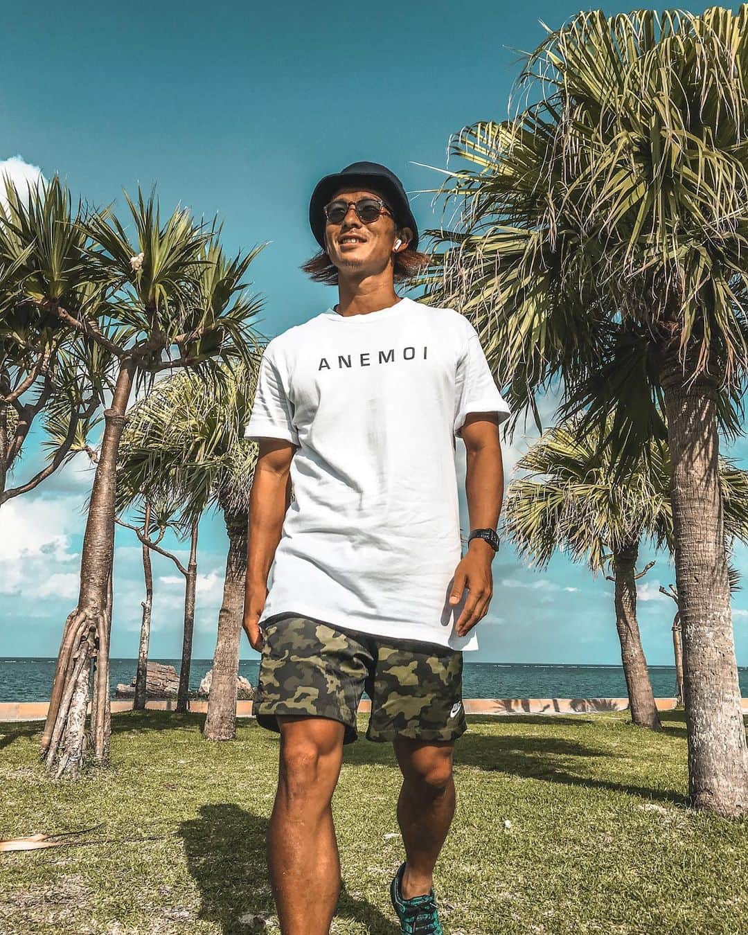 安藝正俊のインスタグラム：「: 暇な時間はビーチを散歩🚶‍♂️  それができるから 沖縄は最高だ👏  そんなパッとした外出の時も  眩しさと紫外線を防いでくれるファッショナブルな 【@zeque_by_zeal】のサングラスと  シャレオツで伸縮性と生地の良さが抜群の 【@anemoi2020】のTシャツでOK！  sunglasses : @zeque_by_zeal  model : Juno  Tshirt : @anemoi2020  : #沖縄 #沖縄移住 #沖縄好きな人と繋がりたい  #休日の過ごし方 #夏休み #海 #海のある生活  #海好きな人と繋がりたい  #お洒落さんと繋がりたい  #写真好きな人と繋がりたい  #ライフスタイル #ファッションコーデ  #アウトドア #アパレル #ファッション #偏光サングラス #tシャツコーデ  #チル #インスタ映え #ダレカニミセタイケシキ  #okinawa #outdoor #fashiongram  #ootd4nylonjp  #apparel #chill #polarized #polarizedsunglasseslen  #summervibes #goodvibes」